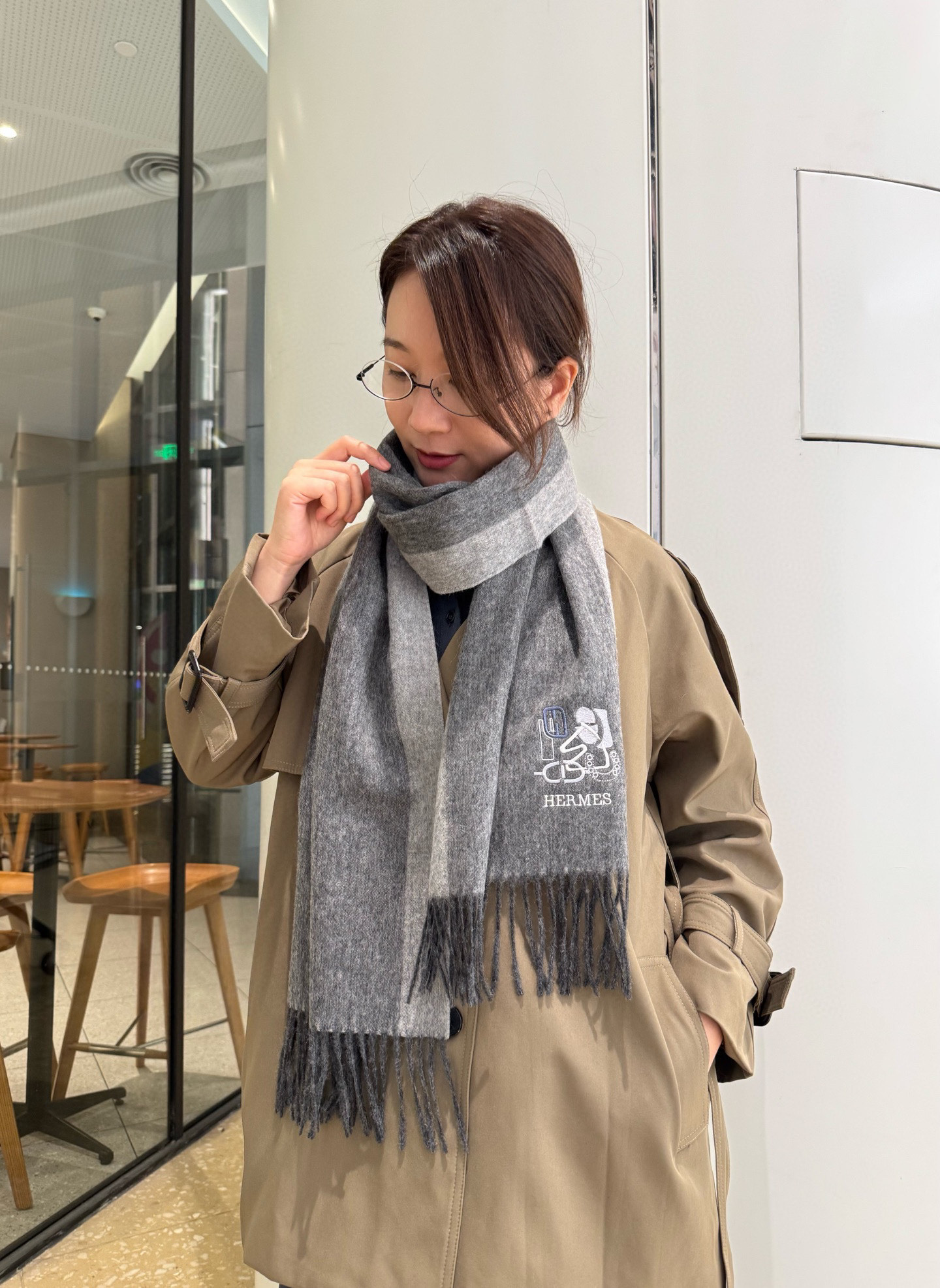 NO:587994,Year Hermes ·  Hermès, a rare gentle color matching, low-key yet elegant] Highly recommend the bilateral color matching, a scarf with two styles, high-end, comfortable and fashionable temperament, full of big-name style, Super Amway Big H, this soft scarf that touches the heart, extremely simple color with low-key H embroidered logo, the finishing touch without losing the beauty, the pursuit of successful people, the color is absolute, a bit unique fairy spirit, the absolute choice for couples, the color is elegant, not enchanting Specifications 35x  190cm high version scarf, high version scarf, hermes, hermes19860909年Hermes · 爱马仕,难得一见的温柔配色,低调又不失优雅】重点推荐双边配色,一条围巾两种风格搭配,高级舒适时髦气质,大牌范十足,超级安利大H这款触动内心的柔美围巾,极其简单的颜色搭配低调的H刺绣logo,点睛之笔确又不失美感,成功人士的追求,色彩绝对,有点独有的仙气,绝对的情侣款不二之选,颜色淡雅,不妖娆规格35x 190cm高版本围巾,高版本围巾,hermes,hermes,scarf