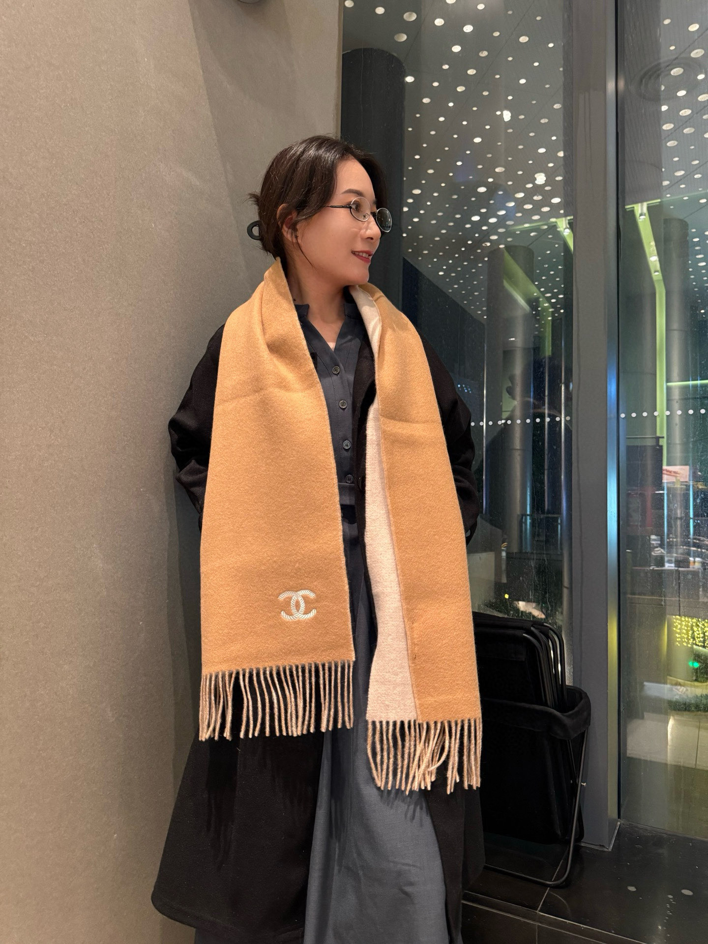 NO:588006,Chanel · Chanel's rare gentle color matching, super obsessed with temperament, low-key, quiet and elegant] High-end, comfortable and fashionable temperament, simple but not simple, full of big-name style, Super Amway Grandma, this soft scarf that touches the heart, is the finishing touch without losing beauty, the color is definitely a bit of a unique fairy, the color is elegant, not enchanting. Specifications: 35 x 180cm high version scarf, high version scarf, chanel, chanel19860909Chanel · 香奈儿难得一见的温柔配色,超级迷恋气质低调恬静又不失优雅】重点推荐高级舒适时髦气质,简约却又不简单,大牌范十足,超级安利香奶奶这款触动内心的柔美围巾,点睛之笔确又不失美感,色彩绝对有点独有的仙气,颜色淡雅,不妖娆规格35 x 180cm高版本围巾,高版本围巾,chanel,chanel,scarf