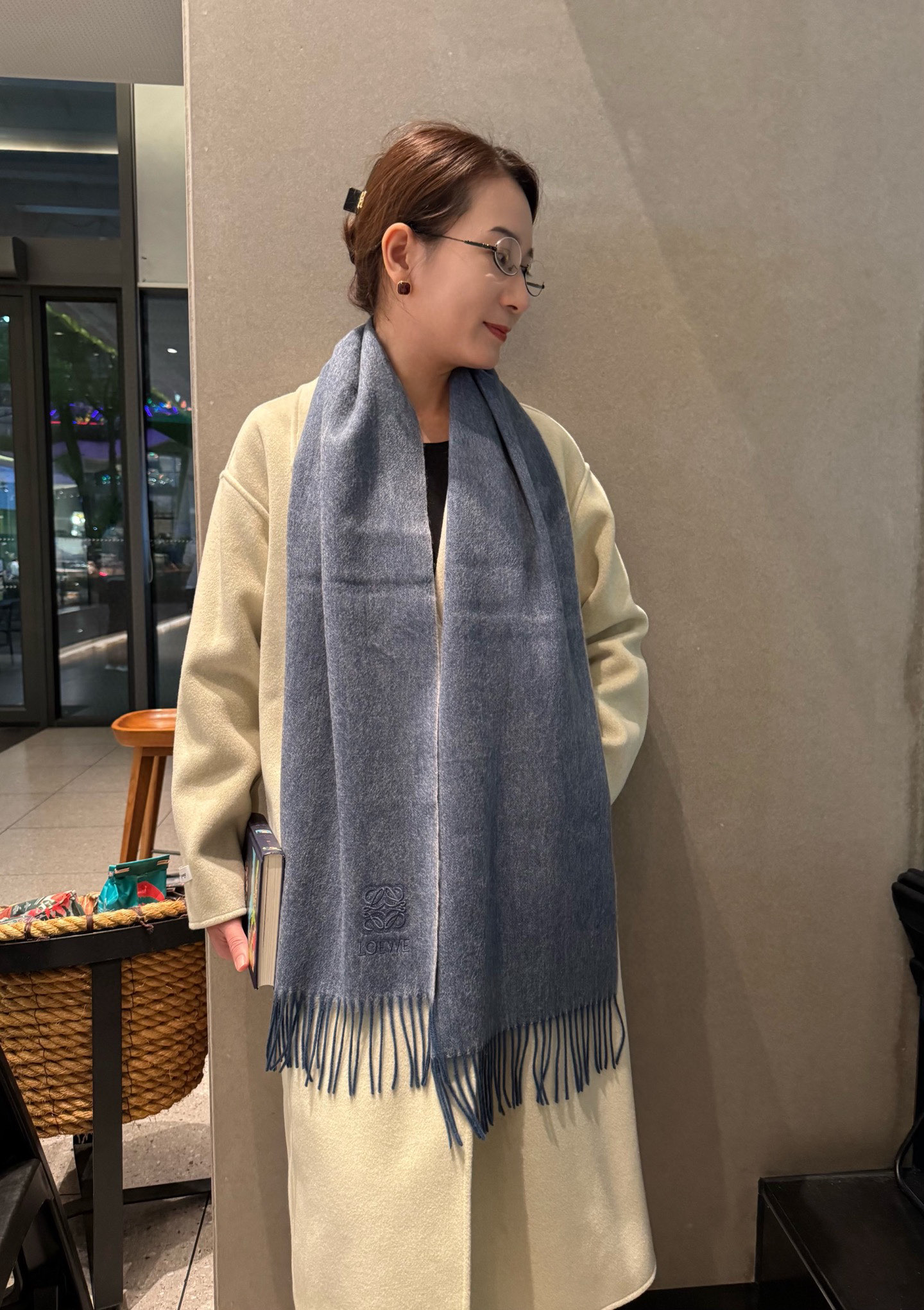 NO:588019,Loewe · Luo Yiwei's rare gentle color matching, low-key yet elegant. High-end, comfortable and fashionable temperament is highly recommended. It is niche but full of big-name style. Super Amway. Loewe's soft scarf that touches the heart. The extremely simple color and exquisite embroidered logo are the finishing touch without losing the beauty. It is the pursuit of successful people. The color is absolute and has a unique fairy spirit. It is definitely the best choice for couples. The color is elegant and not enchanting. Specifications: 35x  180c high version scarf, high version scarf, loewe, loewe19860909Loewe · 罗意威难得一见的温柔配色,低调又不失优雅 重点推荐高级舒适时髦气质,名小众,却大牌范十足,超级安利loewe这款触动内心的柔美围巾,极其简单的颜色搭配精致刺绣logo,点睛之笔确又不失美感,成功人士的追求,色彩绝对,有点独有的仙气,绝对的情侣款不二之选,颜色淡雅,不妖娆规格35x 180c高版本围巾,高版本围巾,loewe,loewe,scarf