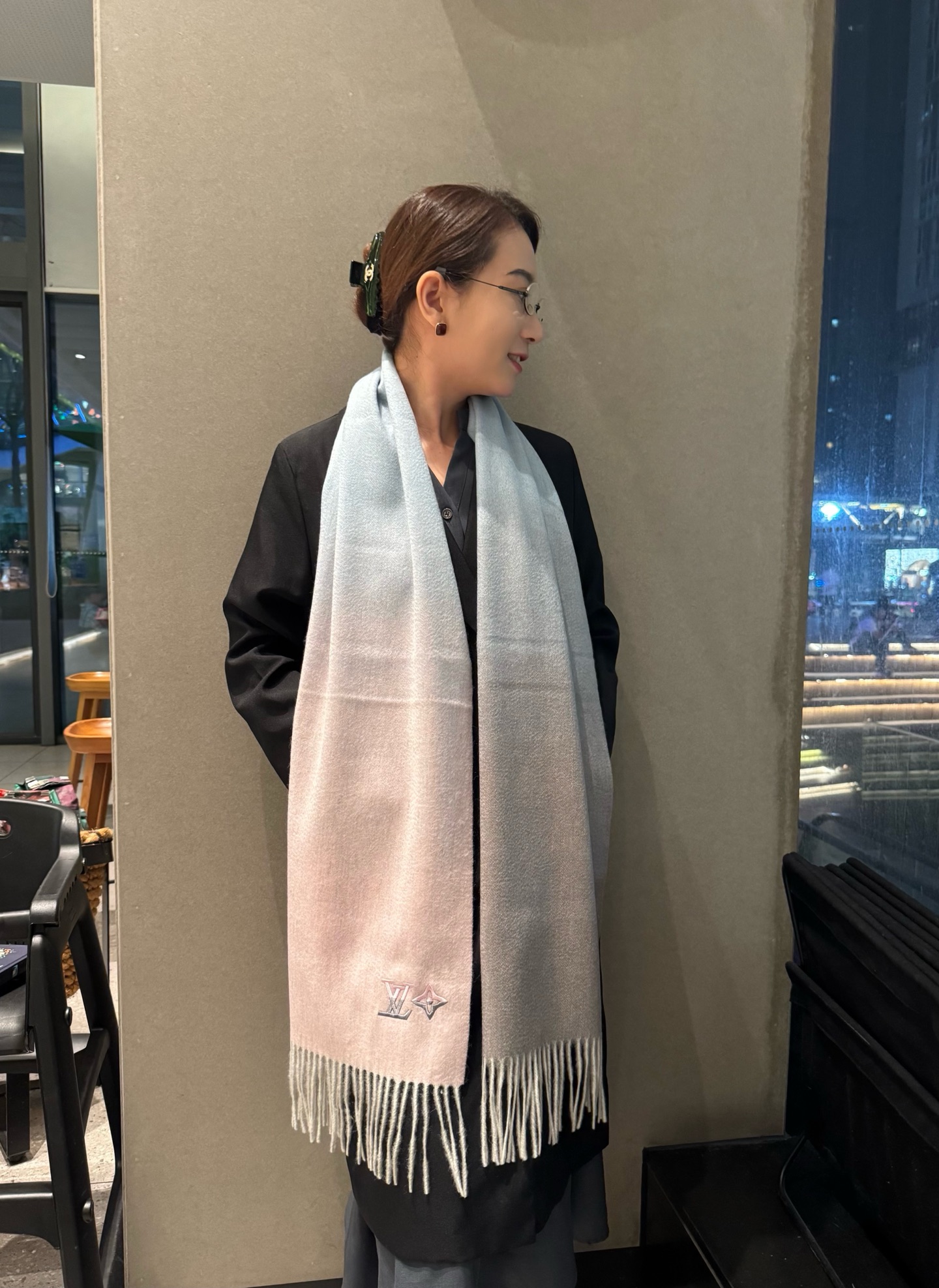 NO:588035,LV gradient cashmere scarf, highly recommended, excited~!  !  Be sure to get started quickly, synchronized counters, the most high-end couple's model ~ the craftsmanship is difficult, the gradient water ripples are super soft and waxy gradient effect scarf!  Our price is really unbeatable!  Price feedback from my mother ~ I love the fabric, the velvet feel is really super comfortable in my hand!  Very soft, the upper body effect is unparalleled and beautiful. Medium thickness, very close to the neck~ Size specification 30*185cm high version scarf, high version scarf, louis vuitton19860909LV渐变羊绒围巾 怒赞推荐,激动~！！下手绝对要快,同步专柜,最高端的情侣款~工艺难度大,渐变水波纹超级无敌软糯 渐变效果围巾！我们这个价格真的无敌超值！亲妈价格回馈~面料大爱,握在手里绒感真的超级无敌舒服！非常柔软,上身效果无敌好看 中等厚度,非常亲脖子的一款~ 尺寸规格30*185cm高版本围巾,高版本围巾,louis vuitton,scarf