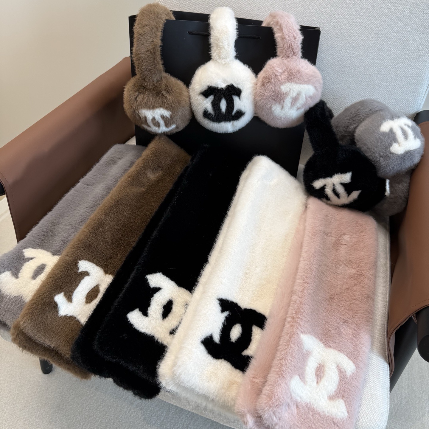 NO:588044,Batch (a set) is worth the crazy call. The world is white and rich, the same style as the Internet celebrity. Chanel ski earmuff scarf, warm. It is a must-have for skiing and has a concave shape for daily use. It is a warm and cheering item. Good appearance. Five-color classic. A classic item that can be worn for a lifetime and will never go out of style. High-end scarf, high-end scarf, chanel19860909批（一套）疯狂打call值得拥有 人间白富美,网红明星同款 香奈儿滑雪耳罩围巾,保暖 必备滑雪日常凹造型简直太赞了 保暖打气物件 高颜值 五色经典 可以戴一辈子不过时的经典单品 高版本围巾,高版本围巾,chanel,scarf