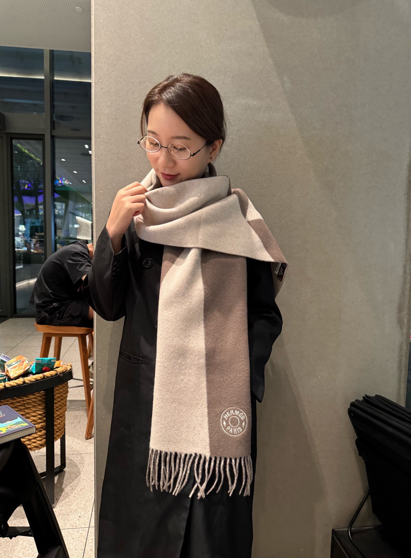 NO:588029,The Hermès double-sided scarf is crazy beautiful, so stylish and charming, a very elegant and fashionable autumn and winter item!  I really like it. It’s a very classic men’s design made of lambskin. It feels really great on the upper body and looks good on any waist!  !  This style is really worth buying with your eyes closed, and it can be easily worn by any age group!  !  !  30*200cm high version scarf, high version scarf, hermes19860909爱马仕双面围巾好看的要疯掉了,太有型太有魅力了非常斯文时尚的秋冬单品！真的很喜欢,非常Classical的男款设计羔绒,手感真的绝了上身效果真的随便怎么围都好看！！这种款式真的闭着眼买,任何年龄层都轻松驾驭！！！30*200cm高版本围巾,高版本围巾,hermes,scarf