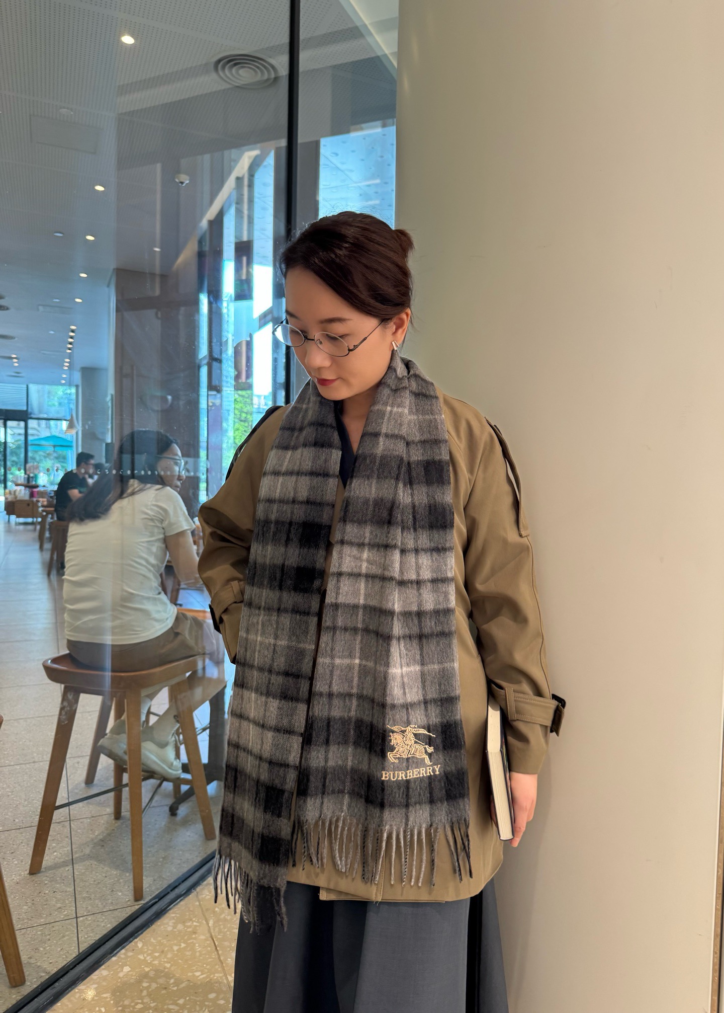 NO:588038,Burberry's classic plaid embroidery cashmere scarf is of incredible quality and feels. High-end product, absolutely screaming quality. Top design model from a fashion brand. The classic plaid with fashionable color matching is the highlight of this screaming highlight. It is a must-have high-end boutique for autumn and winter.. Currently, it is a super hot item in counters at home and abroad. It is definitely a high-end boutique that you can't afford. Size 30*180cm high version scarf, high version scarf, burberry, burberry19860909巴宝莉 Burberry万年经典款格纹绣 羊绒围巾品质手感好到不行高尖端产物绝对令人尖叫的品质时尚大牌的顶尖设计款..经典格子搭配时尚拼色是此款令人尖叫的亮点秋冬必备的高端精品..目前海内外专柜都超级爆款绝对是手慢无的高端精品 尺寸30*180cm高版本围巾,高版本围巾,burberry,burberry,scarf