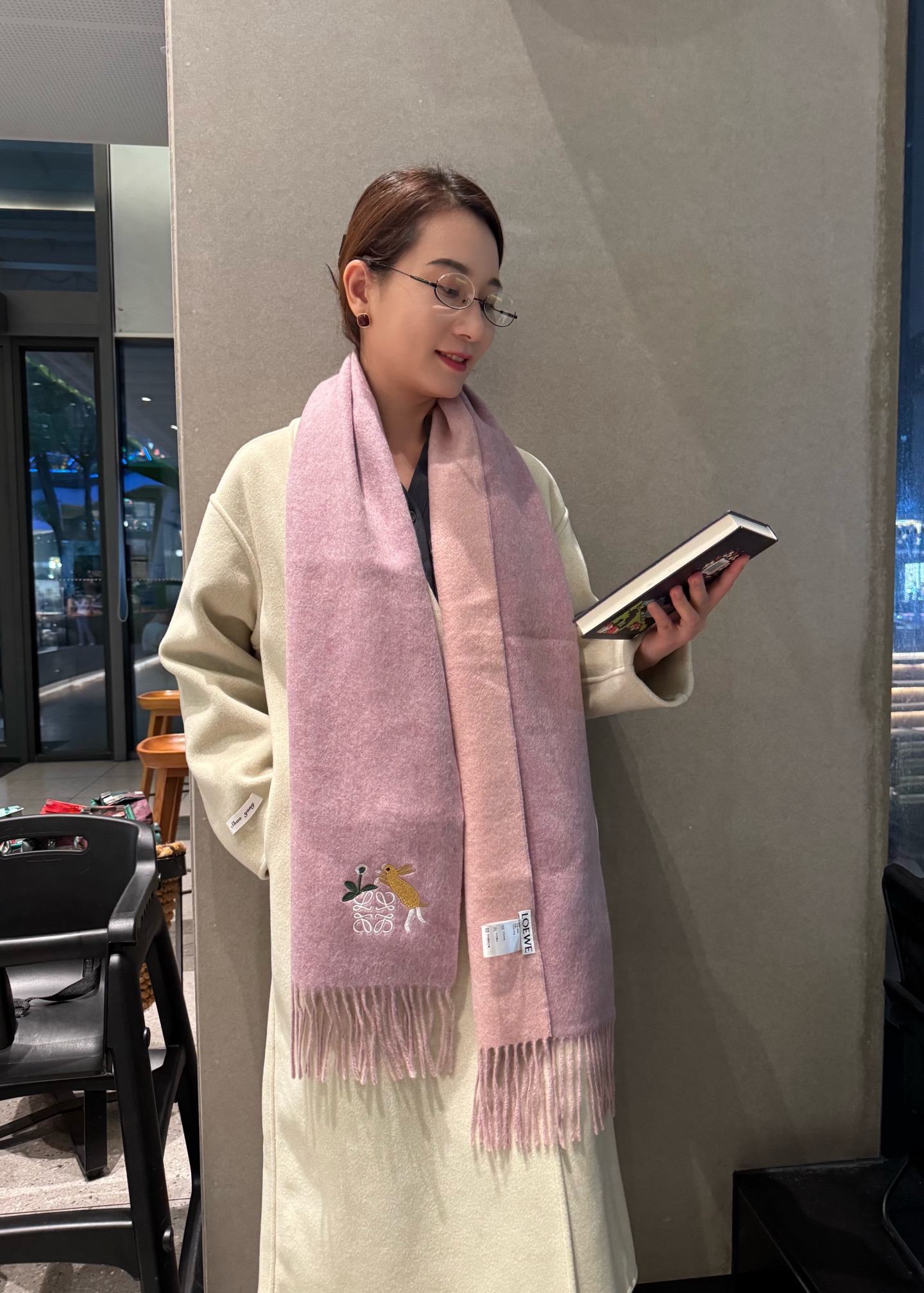 NO:588045,Loewe · Loewe's rare gentle color matching, low-key yet elegant  Highly recommended cashmere double-sided color matching, one scarf with two styles, high-end, comfortable and fashionable temperament, niche, but full of big-name style, super Amway loewe this soft scarf that touches the heart, extremely simple color with eye-catching embroidered logo, the finishing touch without losing beauty, the pursuit of successful people, the color is absolute, a bit unique fairy spirit, the absolute choice for couples, the color is elegant, not enchanting Specification 35x  180cm high version scarf, high version scarf, loewe, loewe19860909Loewe · 罗意威难得一见的温柔配色,低调又不失优雅 重点推荐羊绒双面配色,一条围巾两种风格搭配,高级舒适时髦气质,名小众,却大牌范十足,超级安利loewe这款触动内心的柔美围巾,极其简单的颜色搭配抢眼刺绣logo,点睛之笔确又不失美感,成功人士的追求,色彩绝对,有点独有的仙气,绝对的情侣款不二之选,颜色淡雅,不妖娆规格35x 180cm高版本围巾,高版本围巾,loewe,loewe,scarf