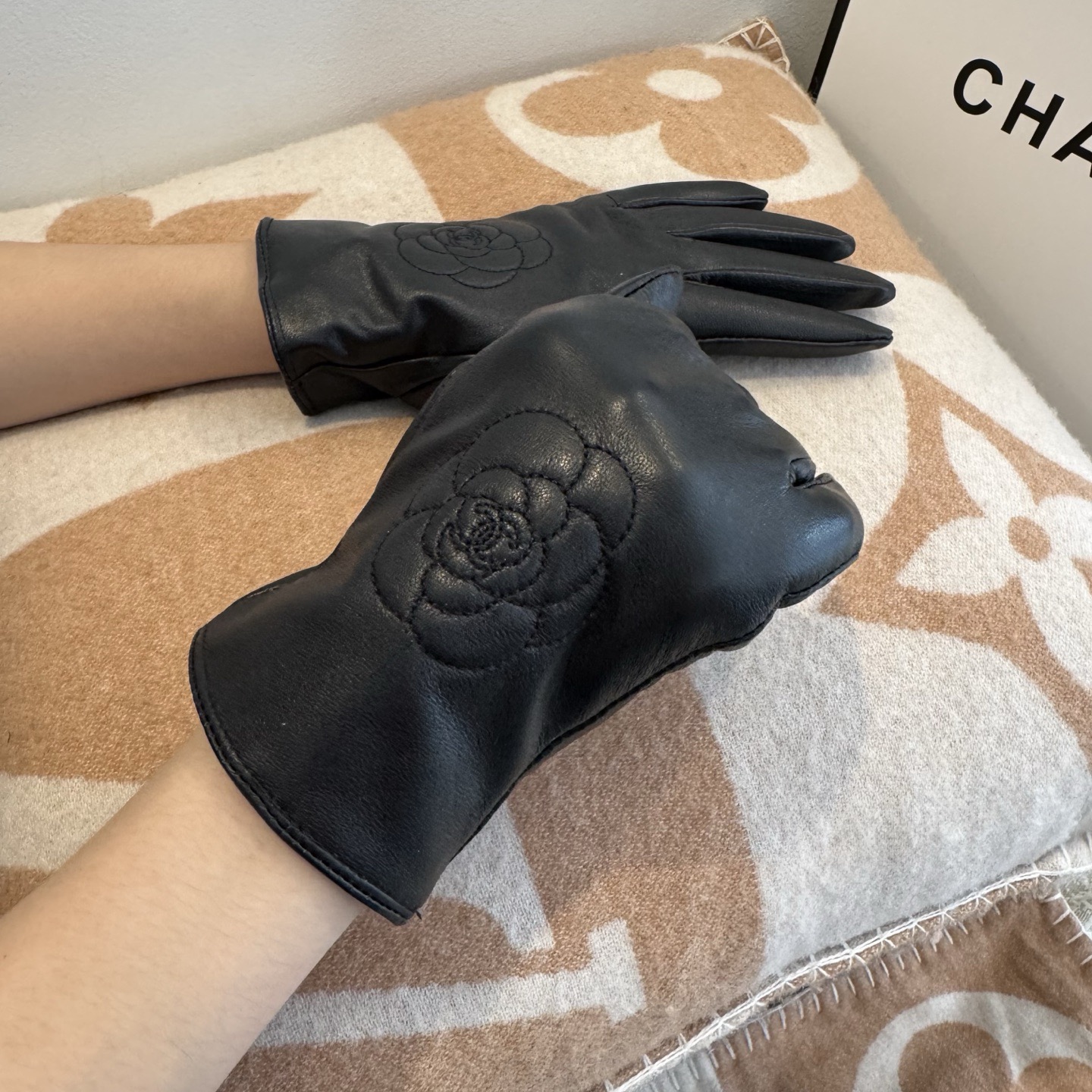 NO:602379,Batch 2025 new exclusive first touch screen gloves Chanel Chanel [original quality] official website synchronized women's new high-end sheepskin gloves are the goddess's first choice. Don't miss it, 100% imported sheepskin, ten-thorn lace, delicate and soft leather. No detail is spared. Matching box Size M L gloves, gloves, chanel, chanel, sheepskin, gloves19860909批 2025新款独家首发触屏手套 Chanel香奈儿【原单品质】官网同步女士新款高档羊皮手套女神首选 不可错过百分百选用进口羊皮 十刺秀蕾丝,皮质细腻柔软 任何细节都不放过配盒子 码数Ｍ L手套,手套,chanel,chanel,sheepskin,gloves,accessory