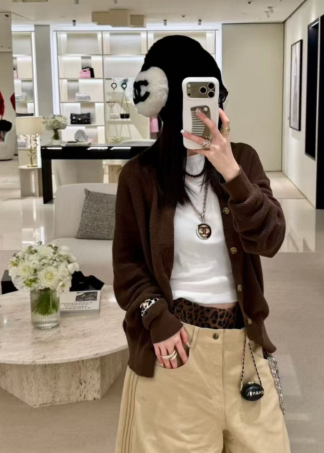 NO:602271,A batch of large-sized models for men and women are worth having. The world is beautiful and beautiful, and the same style is used by Internet celebrities. Chanel ski earmuffs, a must-have for daily warmth and travel. The daily concave shape of skiing is simply amazing. Warm and cheering items. High-looking. Reserved black and white color matching. Can be worn for a lifetime. Classic items that will not go out of style. Gloves, gloves, chanel, gloves19860909批大号男女同款疯狂打call值得拥有 人间白富美,网红明星同款 香奈儿滑雪耳罩,日常保暖出行必备 滑雪日常凹造型简直太赞了 保暖打气物件 高颜值 自留黑白拼色 可以戴一辈子不过时的经典单品 手套,手套,chanel,gloves,accessory