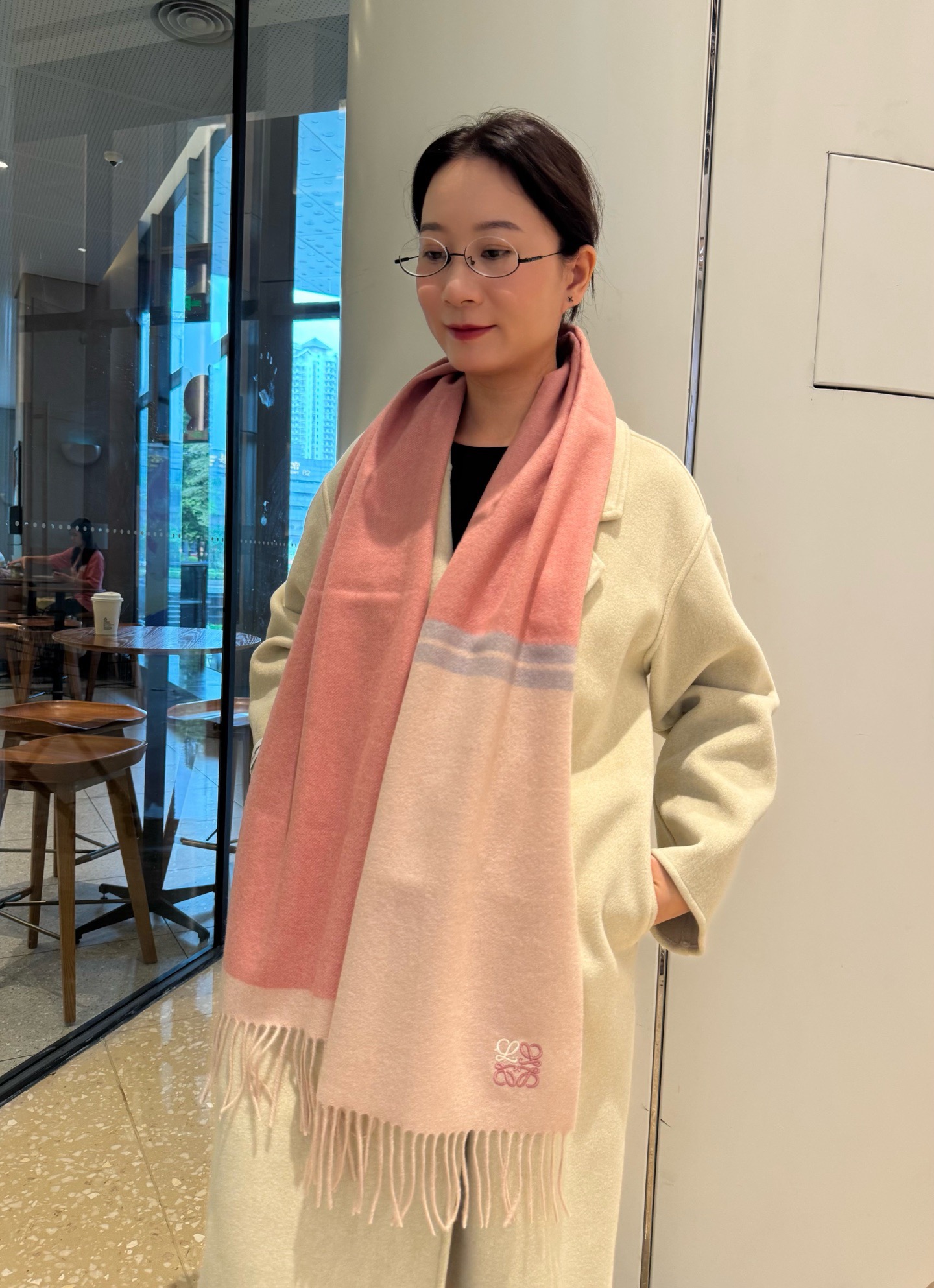 NO:588083,Loewe. Loewe's rare gentle color matching, low-key yet elegant] Highly recommend the bilateral color matching, a scarf with two styles, high-end, comfortable and fashionable temperament, full of big-name style, Super Amway This soft scarf that touches the heart, extremely simple color with low-key embroidered logo, the finishing touch is indeed beautiful, the color is absolute, a bit unique fairy spirit, the color is elegant, not enchanting Specifications 35x  190cm high version scarf, high version scarf, loewe, loewe19860909Loewe.罗意威难得一见的温柔配色,低调又不失优雅】重点推荐双边配色,一条围巾两种风格搭配,高级舒适时髦气质,大牌范十足,超级安利这款触动内心的柔美围巾,极其简单的颜色搭配低调的刺绣logo,点睛之笔确又不失美感,色彩绝对,有点独有的仙气,颜色淡雅,不妖娆规格35x 190cm高版本围巾,高版本围巾,loewe,loewe,scarf