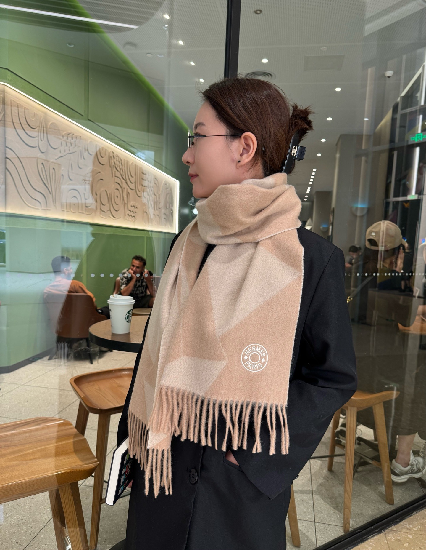 NO:588091,HERMFS [Hermès] Cashmere Scarf at Paris Fashion Show!  Made of Mongolian Plateau fine cashmere!  It feels full of fine fluff!  This price is absolutely 100% affordable!  Exquisite embroidery craftsmanship!  Great for giving as a gift or keeping for yourself!  Absolutely good stuff!  It's a pity to miss such a good thing. Size 180*35 high version scarf, high version scarf, hermes, hermes19860909HERMFS【爱马仕】巴黎时装展羊绒围巾！采用蒙古高原细羊绒！手感满满地都是细腻的绒毛！这个价格绝对百分之百的实惠！精湛绝伦的绣字工艺！送礼自留都不错！绝对好货！这样的好东西错过实在可惜 尺寸180*35高版本围巾,高版本围巾,hermes,hermes,scarf