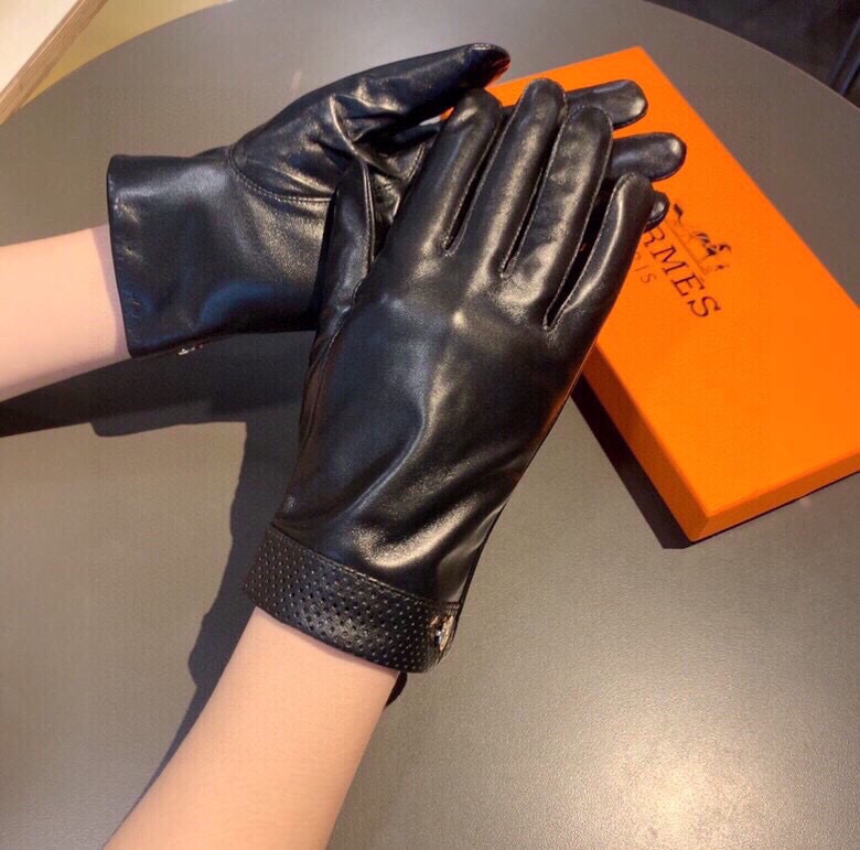 NO:602250,The first batch of 2025 new exclusive touch-screen gloves. Hermès (original quality) official website synchronizes the new high-end sheepskin gloves for goddesses. Must-have and not to be missed. 100% imported sheepskin is used. The leather is fine and soft. Look for the imported sheepskin with a special feel and cashmere lining to keep warm. A must-have for goddesses. Top-notch workmanship. No detail is spared. Authentic open version. One-to-one counter. Comes with box. Size M  L gloves, gloves, hermes, sheepskin, gloves19860909批 2025新款独家首发触屏手套 爱马仕（原单品质）官网同步女士新款高档羊皮手套女神集美们首选 必备不可错过百分百选用进口羊皮 皮质细腻柔软 认准进口羊皮特有手感羊绒内里保暖更佳 女神集美们们必备顶级做工任何细节都不放过正品开版 专柜一比一 配盒子 码数Ｍ L手套,手套,hermes,sheepskin,gloves,accessory