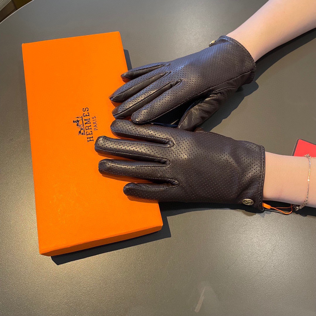 NO:602235,Batch 2025 new exclusive first touch screen gloves. Hermès (original quality) official website synchronizes women's new high-end sheepskin gloves. The first choice for goddess Jimei. It is a must-have and cannot be missed. 100% imported sheepskin is used. The leather is fine and soft. Look for the imported sheepskin with its special feel and cashmere lining to keep warm. It is a must for goddess Jimei. Top-notch workmanship. No details are missed. Authentic open version. Counter one to one. Size M L gloves, gloves, hermes, sheepskin, gloves.19860909批 2025新款独家首发触屏手套 爱马仕（原单品质）官网同步女士新款高档羊皮手套女神集美们首选 必备不可错过百分百选用进口羊皮 皮质细腻柔软 认准进口羊皮特有手感羊绒内里保暖更佳 女神集美们们必备顶级做工任何细节都不放过正品开版 专柜一比一 码数Ｍ L手套,手套,hermes,sheepskin,gloves,accessory