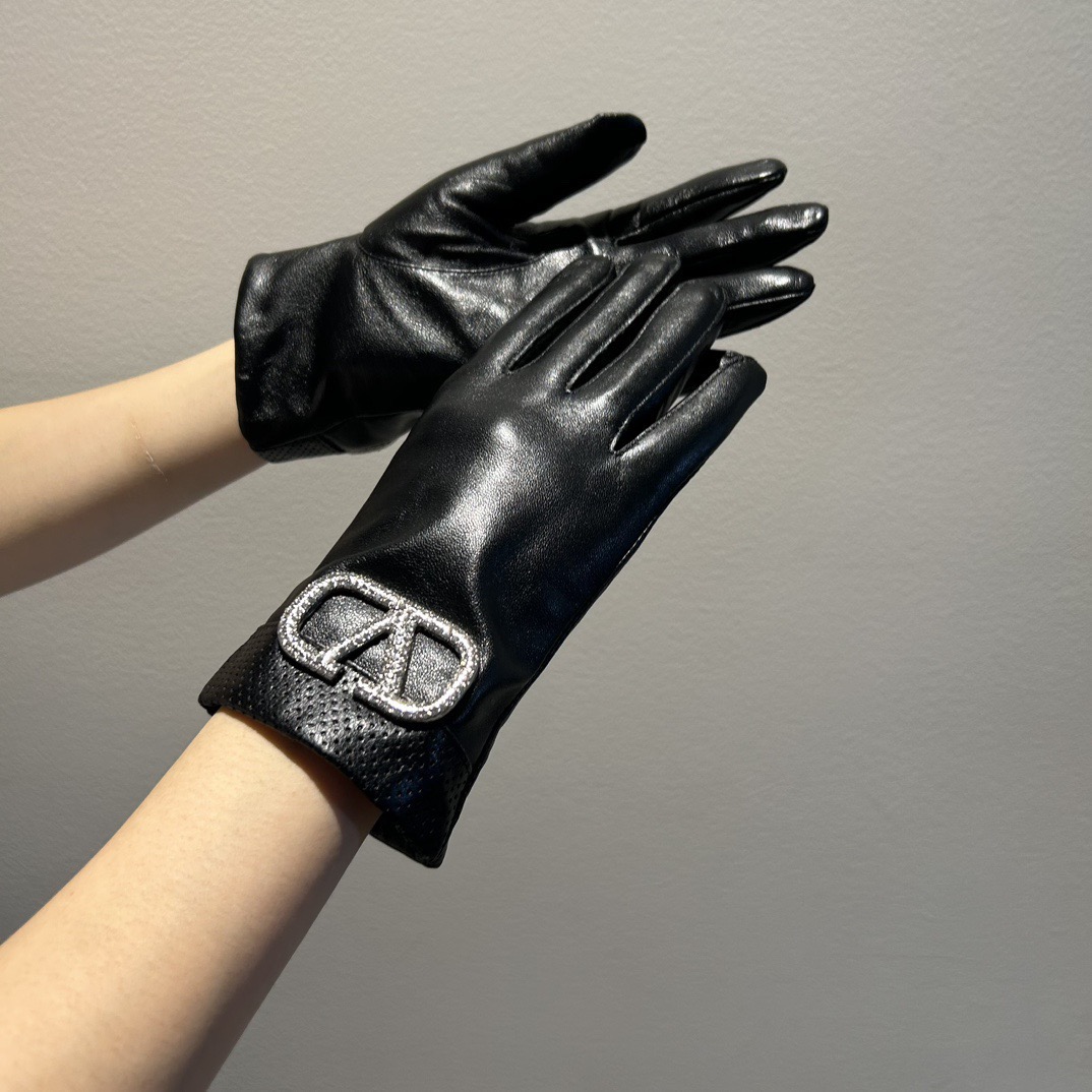 NO:602239,Batch of 2025 new exclusive first release Valentino VALENTINO full-diamond touch screen women's gloves [original quality] official website synchronized women's new high-end sheepskin gloves, the goddess's first choice. Don't miss it, 100% imported sheepskin is fine and soft. Look for the imported sheepskin with a special feel and cashmere lining for better warmth. Top-notch workmanship, no details are spared. Authentic open version. Counter one to one. Comes with box size M.  L gloves, gloves, valentino, valentino, sheepskin, gloves19860909批 2025新款独家首发华伦天奴VALENTINO满钻触屏女款手套【原单品质】官网同步女士新款高档羊皮手套女神首选 不可错过百分百选用进口羊皮质细腻柔软 认准进口羊皮特有手感羊绒内里保暖更佳 顶级做工任何细节都不放过正品开版 专柜一比一 配盒子 码数Ｍ L手套,手套,valentino,valentino,sheepskin,gloves,accessory