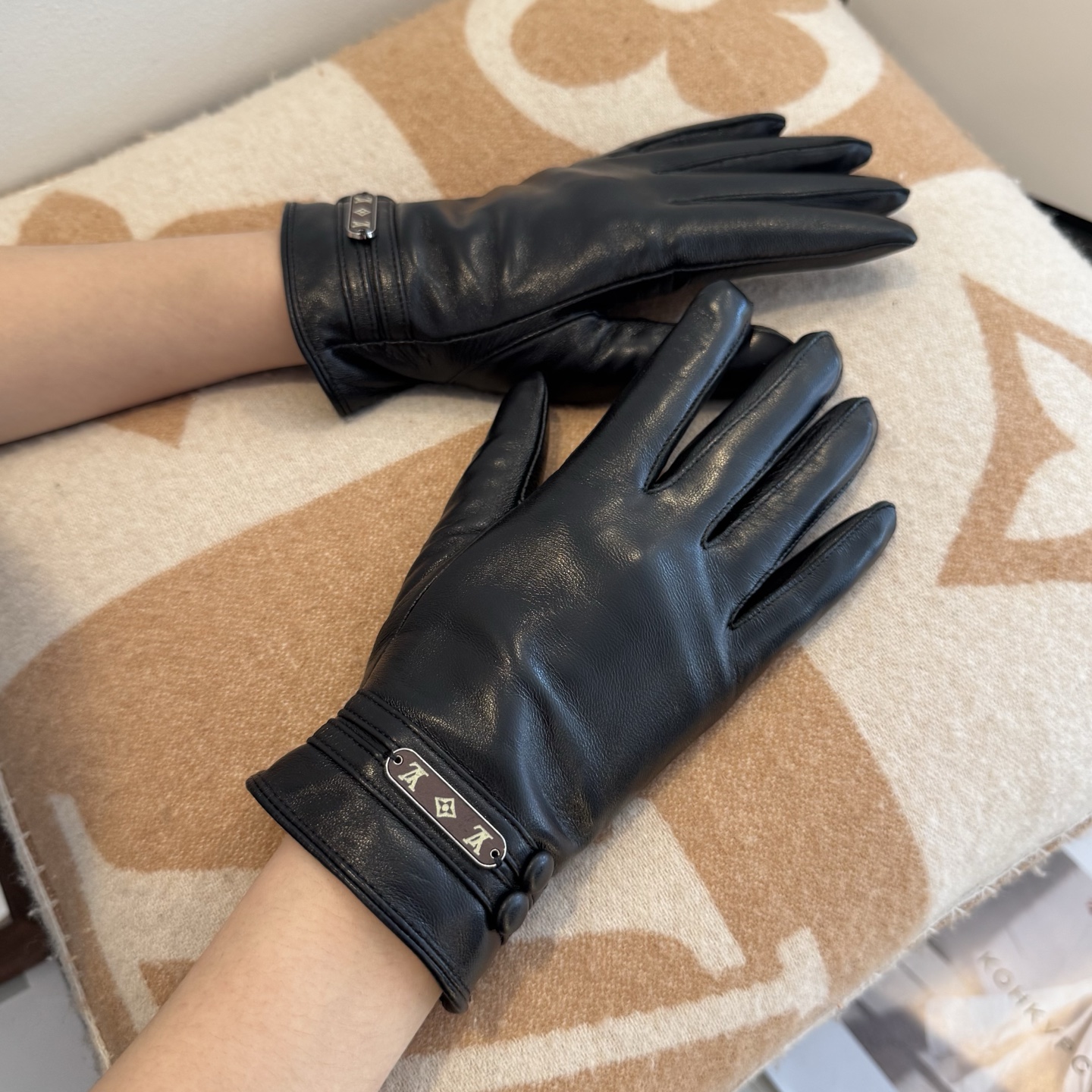 NO:602251,Batch of 2025 new exclusive first touch screen women's gloves LV [original order quality] official website synchronized women's new high-end sheepskin gloves, the first choice of goddess Jimei. Don't miss 100% imported sheepskin. The leather is fine and soft. Pay attention to the imported sheepskin with its special feel and cashmere lining for better warmth. Top-notch workmanship. No detail is spared. Authentic version. Counter one to one size M L gloves, gloves, louis vuitton, sheepskin, gloves19860909批 2025新款独家首发触屏女款手套LV【原单品质】官网同步女士新款高档羊皮手套女神集美们首选 不可错过百分百选用进口羊皮 皮质细腻柔软 认准进口羊皮特有手感羊绒内里保暖更佳 顶级做工任何细节都不放过正品开版 专柜一比一 码数Ｍ L手套,手套,louis vuitton,sheepskin,gloves,accessory