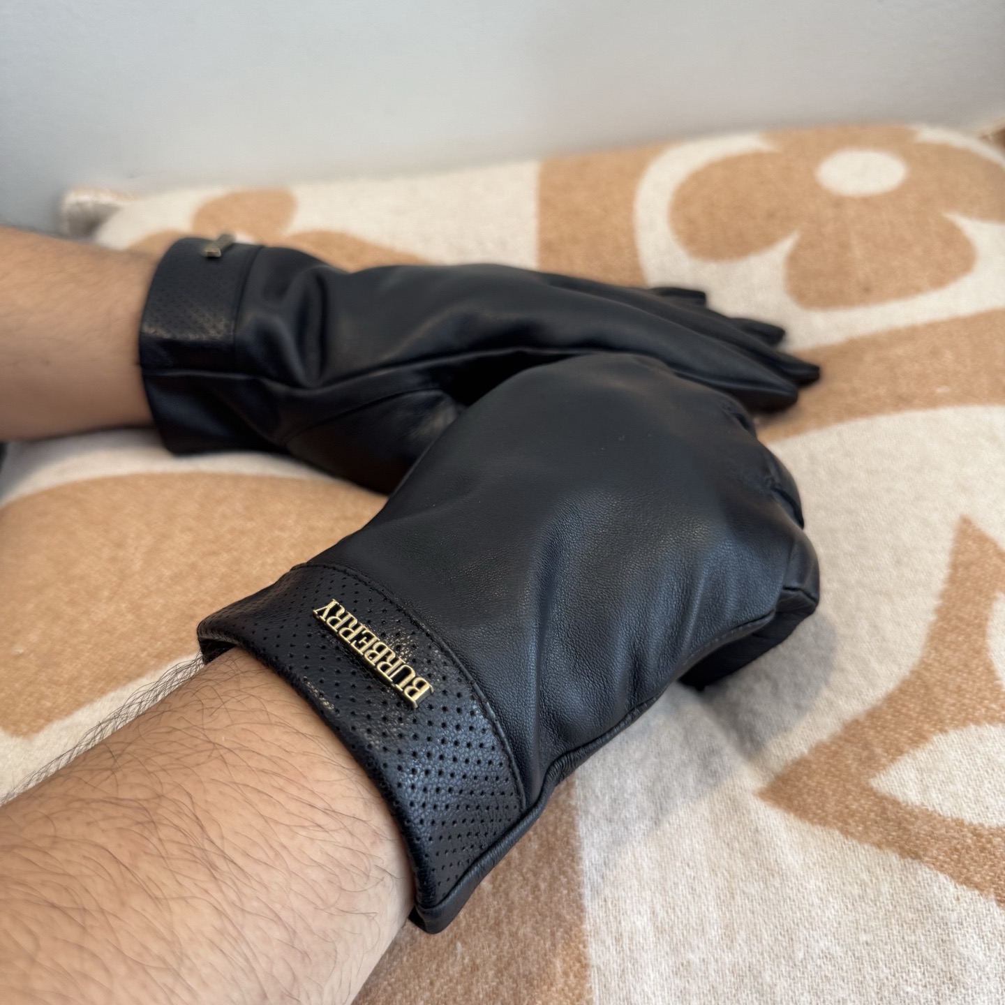 NO:602252,Batch Burberry men's BURBERRY counter new sheepskin gloves, fashionable gloves, warm in autumn and winter with velvet lining, classic, simple and easy to use, super comfortable, soft and versatile!  Size XLXXL gloves, gloves, burberry, burberry, sheepskin, gloves19860909批 巴宝莉男士BURBERRY 专柜新品羊皮手套,时尚手套,秋冬保暖加绒内里,经典简洁上手超舒适柔软、百搭！码数XLXXL手套,手套,burberry,burberry,sheepskin,gloves,accessory