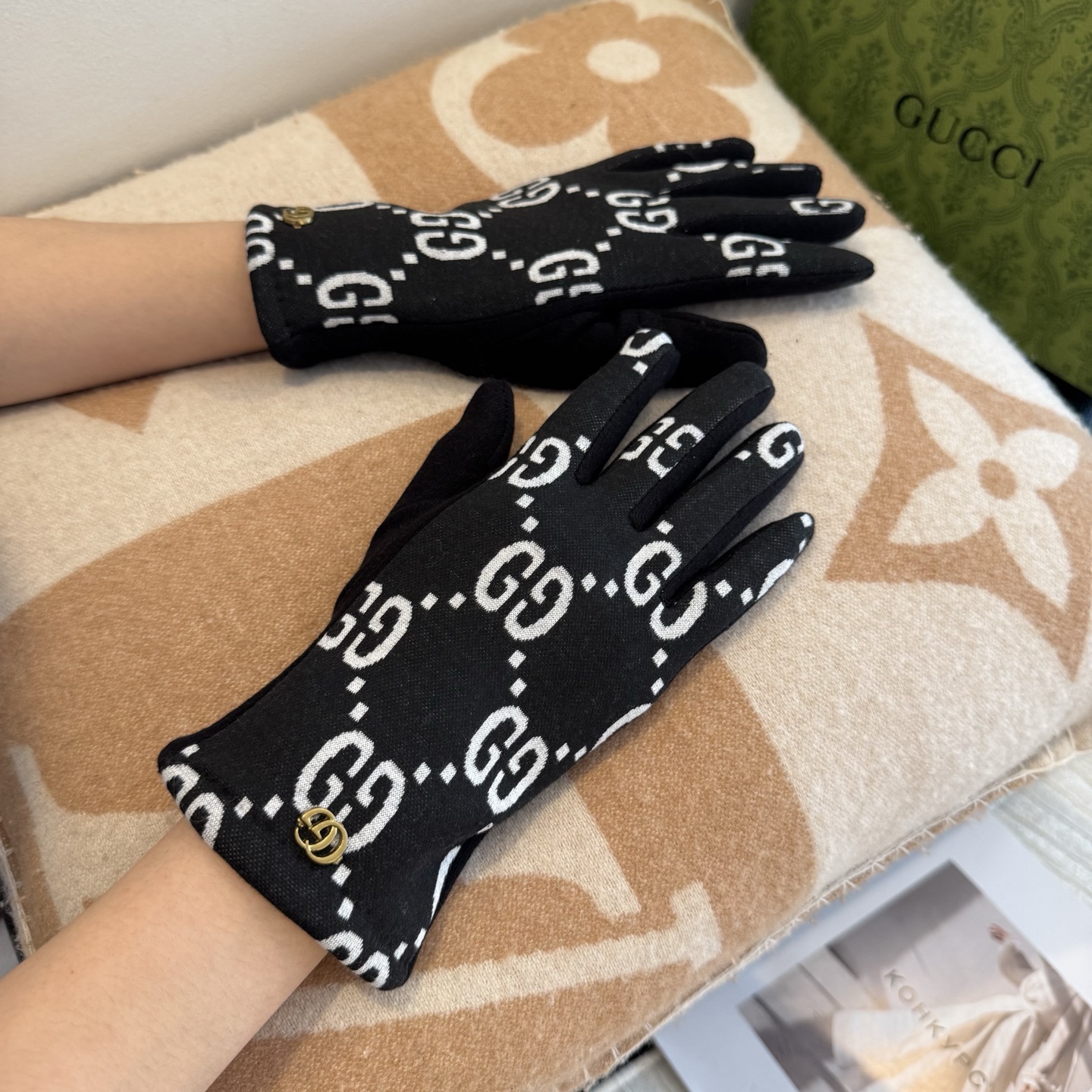 NO:602262,Batch Gucci 2025 Autumn and Winter Wool Gloves are worth comparing the same style with different qualities, quickly killing poor products on the market, classic but not outdated. If you like it, you can buy it. This quality can be used next year after using it this year [Happy][Happy][Happy] Comes with box size, one-size-fits-all gloves, gloves, gloves19860909批 古奇2025秋冬羊毛手套值得对比同款不同品质,秒杀市场差产品,经典不过时款.喜欢可以入手了,这种品质的今年用了明年还能用 [愉快][愉快][愉快]配盒子码数均码手套,手套,gloves,accessory