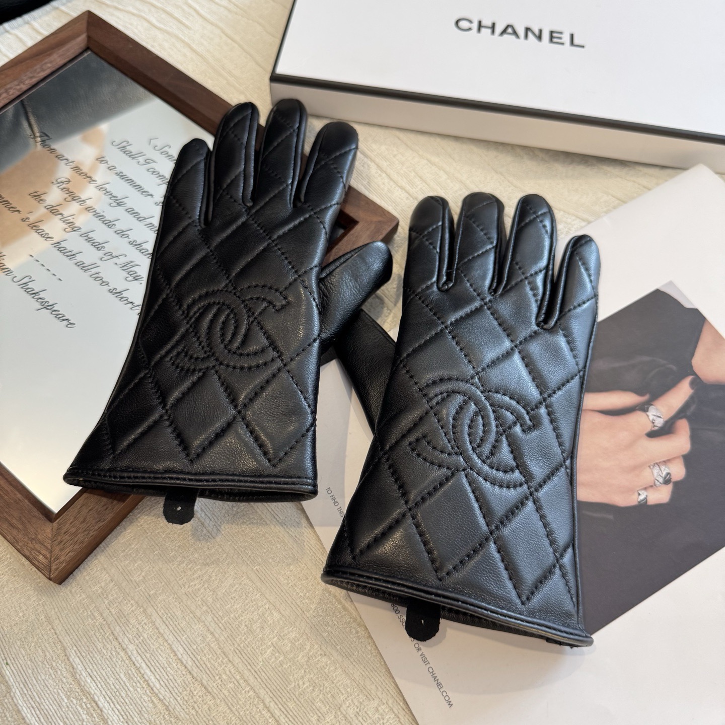 NO:602264,Batch 2025 new first large-edge touch screen women's gloves CHANEL Chanel [original quality] official website synchronized women's new high-end sheepskin gloves, the goddess's first choice. Don't miss 100% imported sheepskin. The leather is fine and soft. Look for imported sheepskin with a special feel and cashmere lining to keep warm. Top-notch workmanship. No details are spared. Authentic open version. Counter one-to-one size M L gloves, gloves, chanel, chanel, sheepskin, gloves.19860909批 2025新款首发大棱格触屏女款手套CHANEL香奈儿【原单品质】官网同步女士新款高档羊皮手套女神首选 不可错过百分百选用进口羊皮 皮质细腻柔软 认准进口羊皮特有手感羊绒内里保暖更佳 顶级做工任何细节都不放过正品开版 专柜一比一 码数Ｍ L手套,手套,chanel,chanel,sheepskin,gloves,accessory