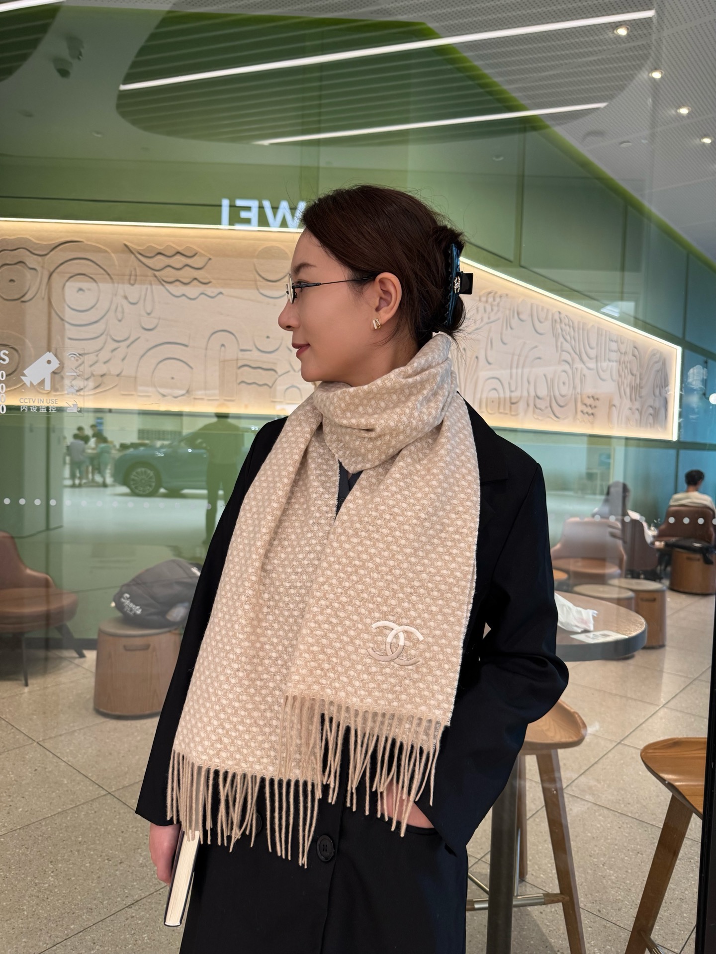 💰195  🔥CHANEL·香奈儿 喜欢有颜值，高质量的亲可入手，名媛单品，无论怎么搭配都是满满的气质感，100%极品羊绒围巾，手感柔软细腻炒鸡无敌，总之无论是面料还是工艺都是那种一看就很高级的感觉！要知道这类货也只有少量生产，这批订单也是监控超级严格流出来的数量极少❗️手快有手慢无❗️size：35*180cm❗️100%羊绒