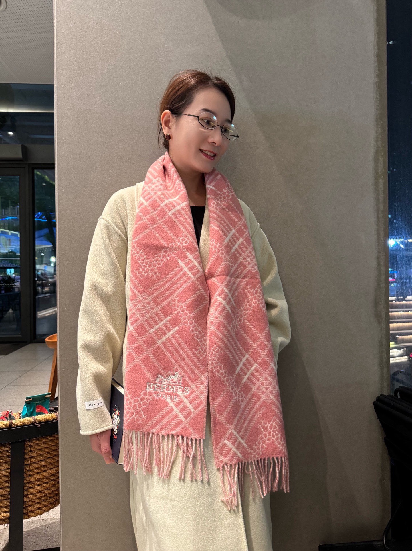 💰190  ✨✨Hermes ·爱马仕双面提花围巾❗好看的要疯掉了，太有型太有魅力了❗❗非常斯文时尚的秋冬单品！真的很喜欢，非常Classical的情侣款设计❗100%羊绒，手感真的绝了❗上身效果真的随便怎么围都好看！！这种款式真的闭着眼买，任何年龄层都轻松驾驭！！！30*180cm❗