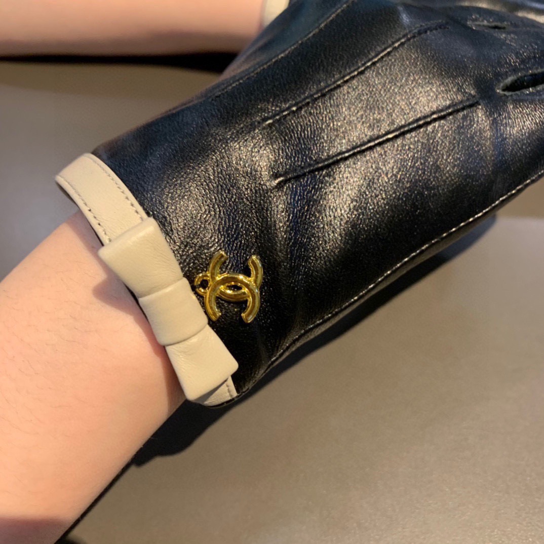 NO:617988,Batch 2025 new exclusive first touch screen gloves Chanel Chanel [original quality] official website synchronized women's new high-end sheepskin gloves are the goddess's first choice. Don't miss it, 100% imported sheepskin, ten-thorn lace, delicate and soft leather. No detail is spared. Matching box Size M L gloves, gloves, chanel, chanel, sheepskin, gloves19860909批 2025新款独家首发触屏手套 Chanel香奈儿【原单品质】官网同步女士新款高档羊皮手套女神首选 不可错过百分百选用进口羊皮 十刺秀蕾丝,皮质细腻柔软 任何细节都不放过配盒子 码数Ｍ L手套,手套,chanel,chanel,sheepskin,gloves,accessory