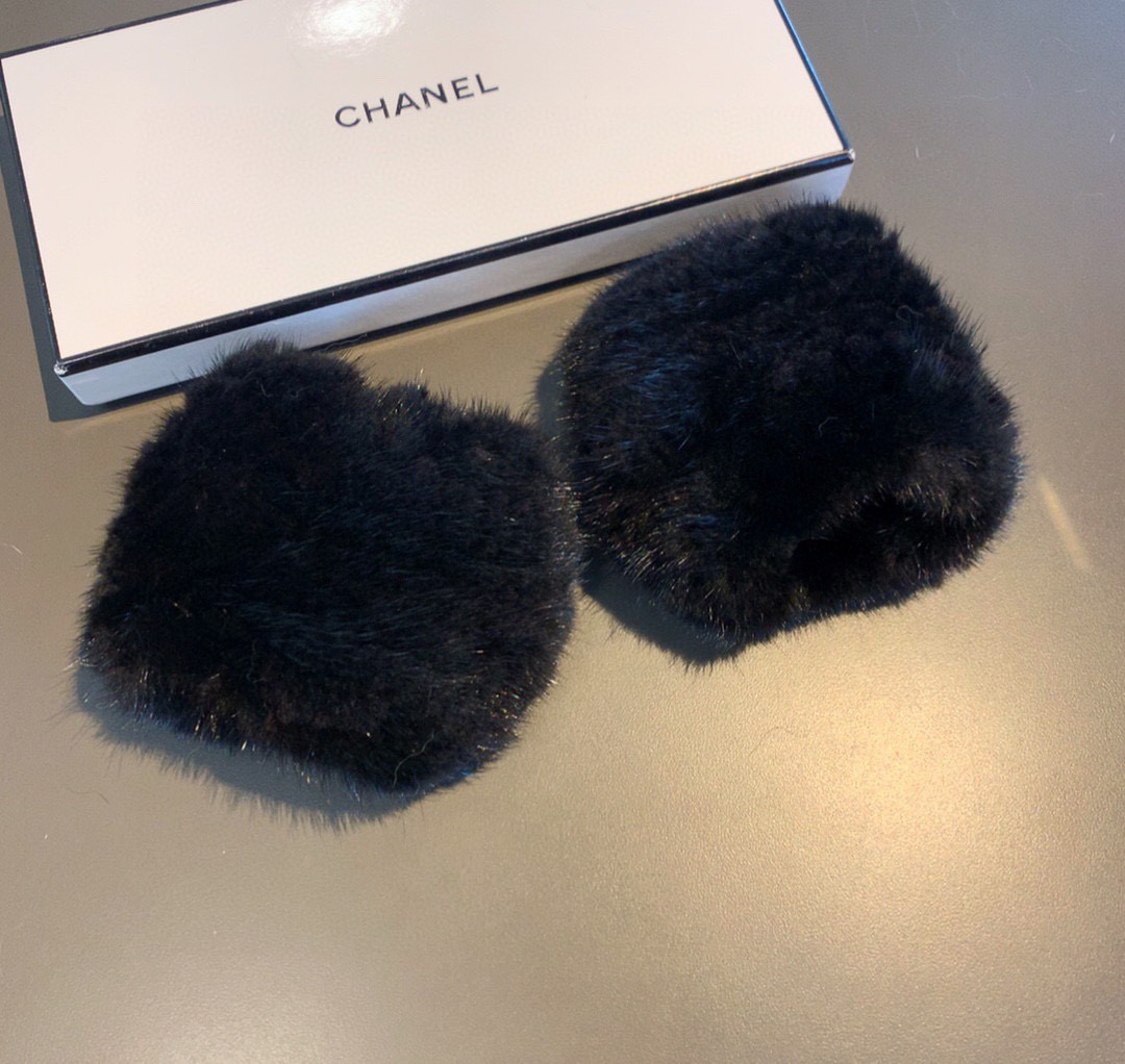 Chanel 香奈儿2025秋冬水貂毛露指半截手套👍女神集美们必备单品，值得对比。。同款不同品质，秒杀市