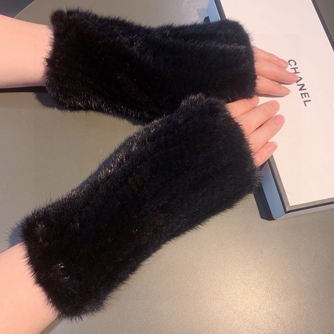 NO:618013,Batch Chanel 2025 Autumn and Winter Mink Fur Fingerless Half Gloves, a must-have item for goddess Jimei. It is worth comparing the same style with different qualities to quickly kill the poor products in the market. The lazy rabbit fur is lined with velvet. It is a classic and timeless style. If you like it, you can buy it. This kind of quality can be used next year after using it this year [Happy] [Happy] [Happy] Comes with one-size-fits-all gloves, gloves, chanel, chanel, gloves19860909批 Chanel 香奈儿2025秋冬水貂毛露指半截手套女神集美们必备单品,值得对比同款不同品质,秒杀市场差产品,懒兔毛内里加绒 经典不过时款.喜欢可以入手了,这种品质的今年用了明年还能用 [愉快][愉快][愉快]配上盒子码数均码手套,手套,chanel,chanel,gloves,accessory