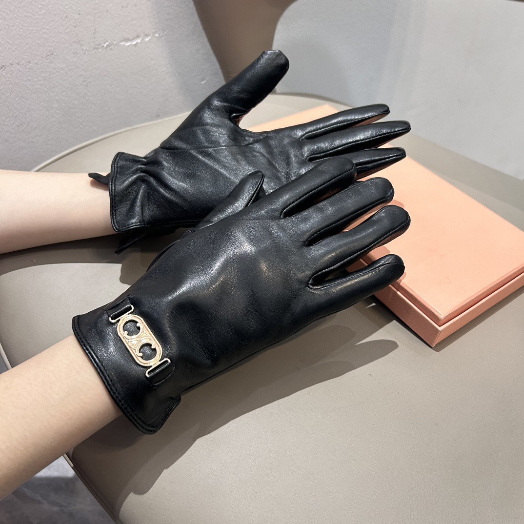 NO:617992,Batch 2025 new exclusive first touch screen gloves CELINE Celine (original quality) official website synchronizes women's new high-end sheepskin gloves, the goddess's first choice. Don't miss 100% imported sheepskin. The leather is fine and soft. Look for the imported sheepskin with a unique feel and cashmere lining for better warmth. The original customized hardware is exquisite and top-notch workmanship. No detail is spared. Comes with box size M L gloves, gloves, celine, celine, sheepskin, gloves19860909批 2025新款独家首发触屏手套 CELINE赛琳（原单品质）官网同步女士新款高档羊皮手套女神首选 不可错过百分百选用进口羊皮 皮质细腻柔软 认准进口羊皮特有手感羊绒内里保暖更佳 原版定制五金精致顶级做工任何细节都不放过配盒子码数Ｍ L手套,手套,celine,celine,sheepskin,gloves,accessory