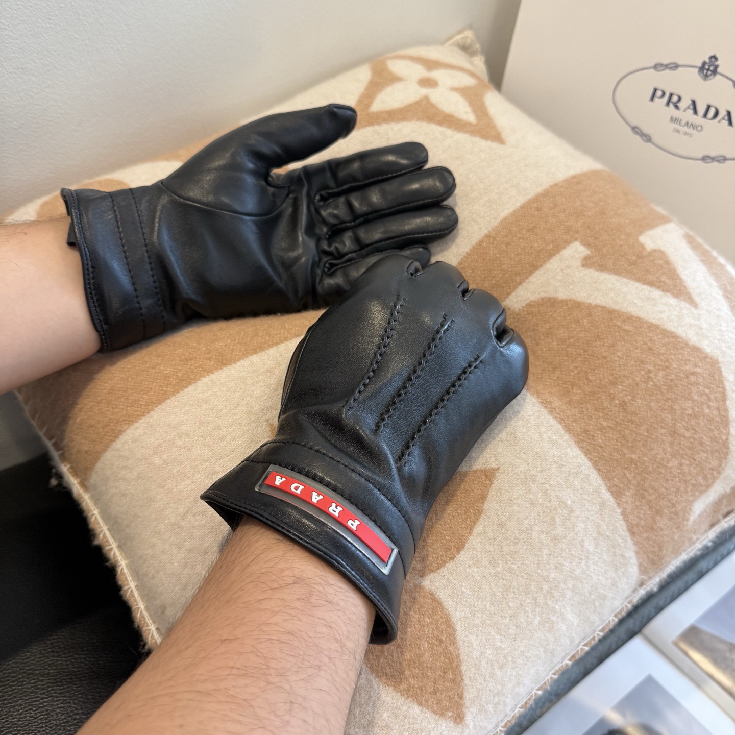 NO:618016,Batch 2025 New Exclusive First Touch Screen Gloves Men's Gloves Prada Men's [Original Quality] The official website synchronizes the new high-end sheepskin gloves for men. Don't miss it. 100% imported sheepskin is used. The leather is fine and soft. Pay attention to the imported sheepskin with its unique feel and cashmere lining for better warmth. Original custom hardware and top-notch workmanship. No details are spared. Authentic opening size XL XXL gloves, gloves, prada, sheepskin, gloves19860909批 2025新款独家首发触屏手套 男士手套普拉达男款【原单品质】官网同步男士新款高档羊皮手套不可错过百分百选用进口羊皮 皮质细腻柔软 认准进口羊皮特有手感羊绒内里保暖更佳 原版定制五金顶级做工任何细节都不放过正品开版 码数XL ＸＸＬ手套,手套,prada,sheepskin,gloves,accessory