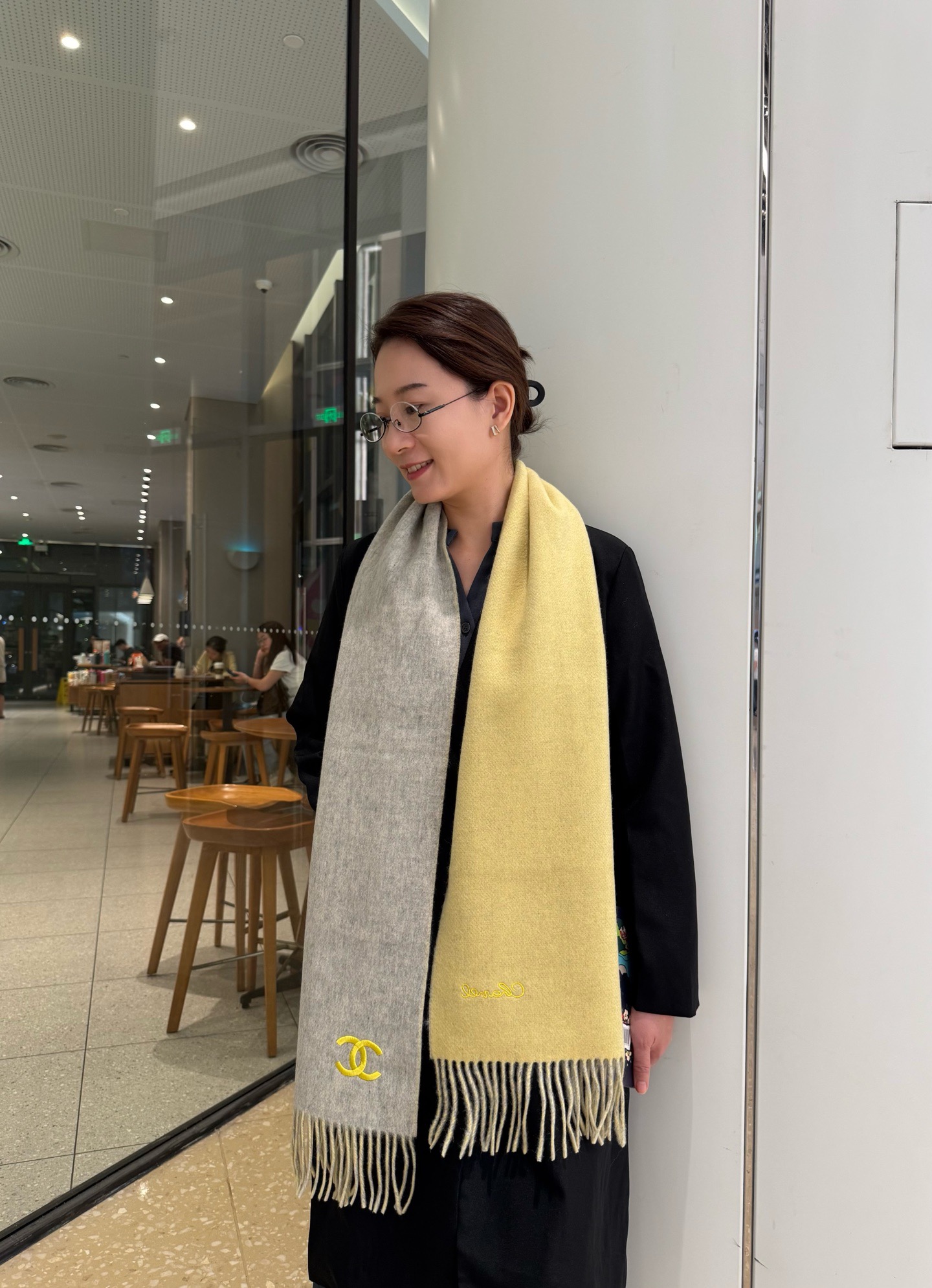 🉐️195  🔥Chanel · 香奈儿难得一见的温柔配色，超级迷恋❗️气质低调恬静又不失优雅❗️】重点推荐 双面配色，一条围巾两种搭配❗️高级舒适时髦气质，简约却又不简单，大牌范十足，超级安利❗️香奶奶这款触动内心的柔美围巾，点睛之笔确又不失美感，成功人士的追求，色彩绝对💯❗️有点独有的仙气，绝对的情侣款不二之选，颜色淡雅，不妖娆❗️规格：35 x 180cm❗️