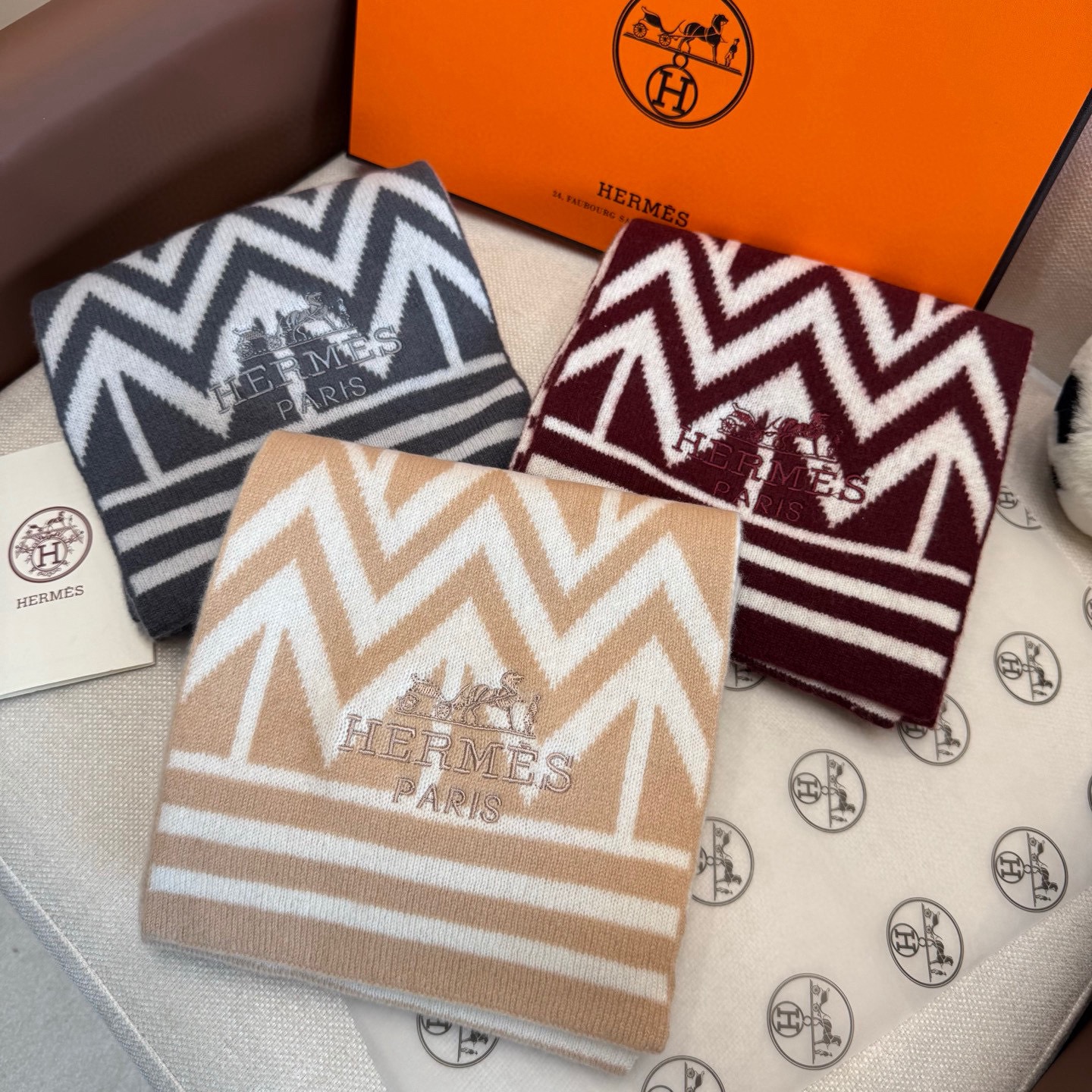 🉐️185 🔥独家牛货🐂 爱马仕针织羊绒围巾🧣情侣款 奢华尽在尺寸之间,高端品质‼️具有超高羊绒品质才会被此品牌青睐‼️这种精品是市场上及其少见的围巾针织,真是超级高端货‼️只有这种大品牌才会拥有‼️每色都是大爱每色都留.卖一条少一条的好货‼️ 100%进口纯羊绒 🎉🎉尺寸:180x22