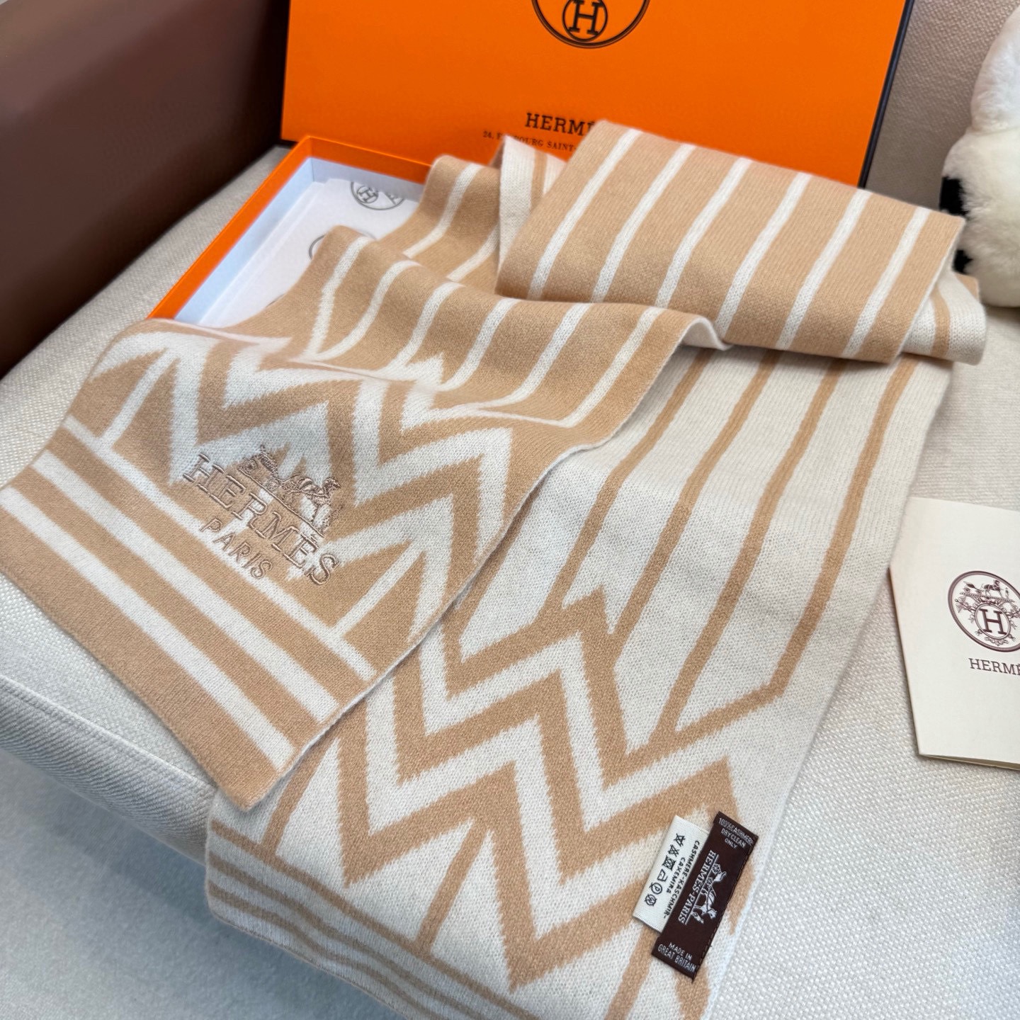 🉐️185 🔥独家牛货🐂 爱马仕针织羊绒围巾🧣情侣款 奢华尽在尺寸之间,高端品质‼️具有超高羊绒品质才会被此品牌青睐‼️这种精品是市场上及其少见的围巾针织,真是超级高端货‼️只有这种大品牌才会拥有‼️每色都是大爱每色都留.卖一条少一条的好货‼️ 100%进口纯羊绒 🎉🎉尺寸:180x22