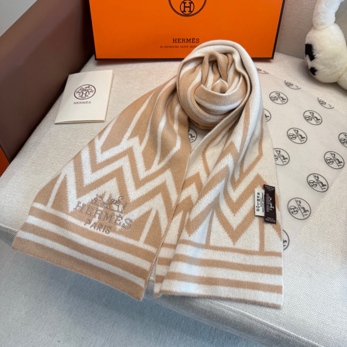 🉐️185 🔥独家牛货🐂 爱马仕针织羊绒围巾🧣情侣款 奢华尽在尺寸之间,高端品质‼️具有超高羊绒品质才会被此品牌青睐‼️这种精品是市场上及其少见的围巾针织,真是超级高端货‼️只有这种大品牌才会拥有‼️每色都是大爱每色都留.卖一条少一条的好货‼️ 100%进口纯羊绒 🎉🎉尺寸:180x22