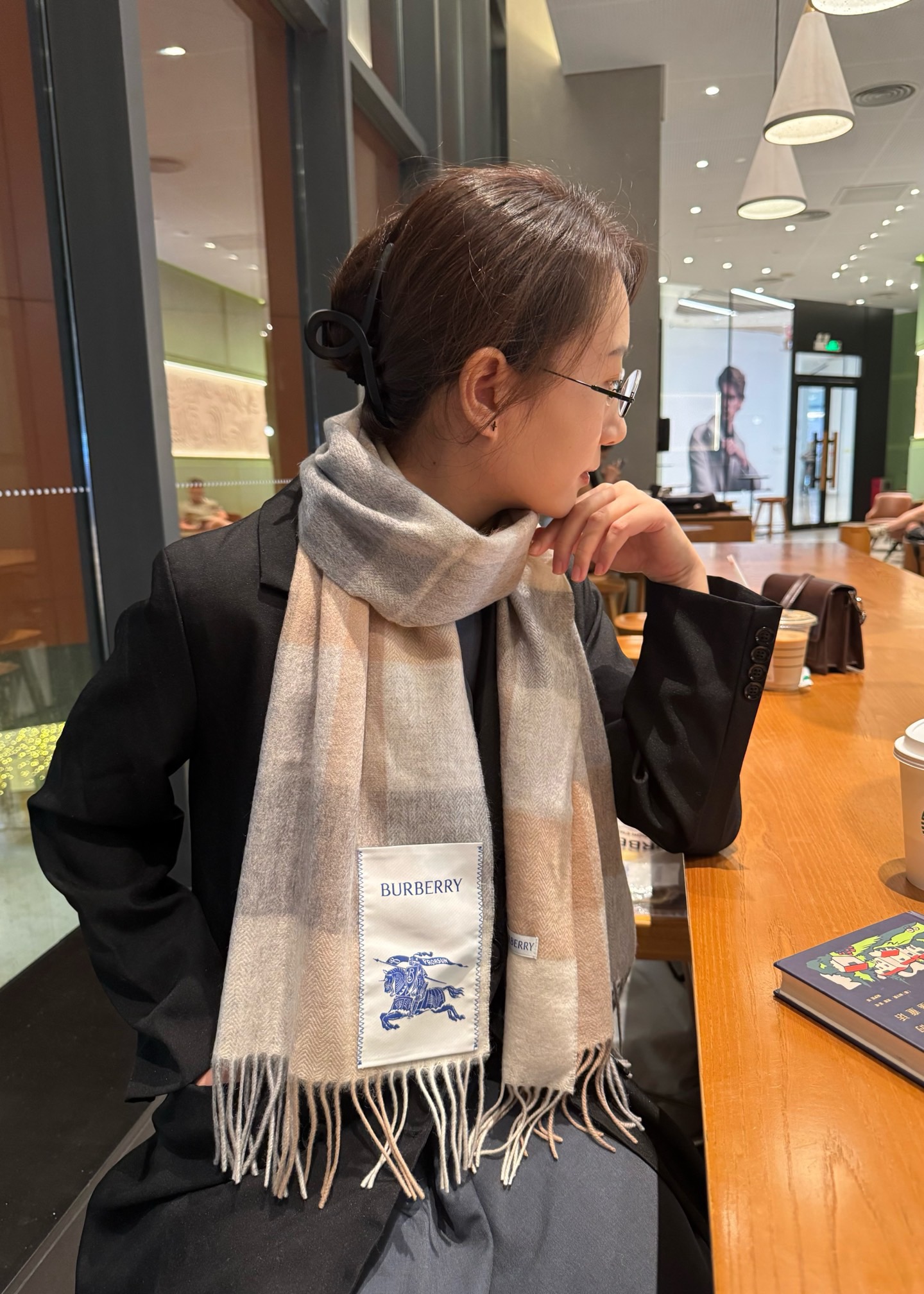 🉐️160 🔥Burberry · 巴宝莉围巾❗️好看的要疯掉了,太有型太有魅力了❗️❗️非常斯文时尚的秋冬单品!真的很喜欢,非常Classical的情侣设计。男人的东西少而精❗️手感真的绝了❗️上身效果真的随便怎么围都好看!!这种款式真的闭着眼买,任何年龄层都轻松驾驭!!!30*180cm