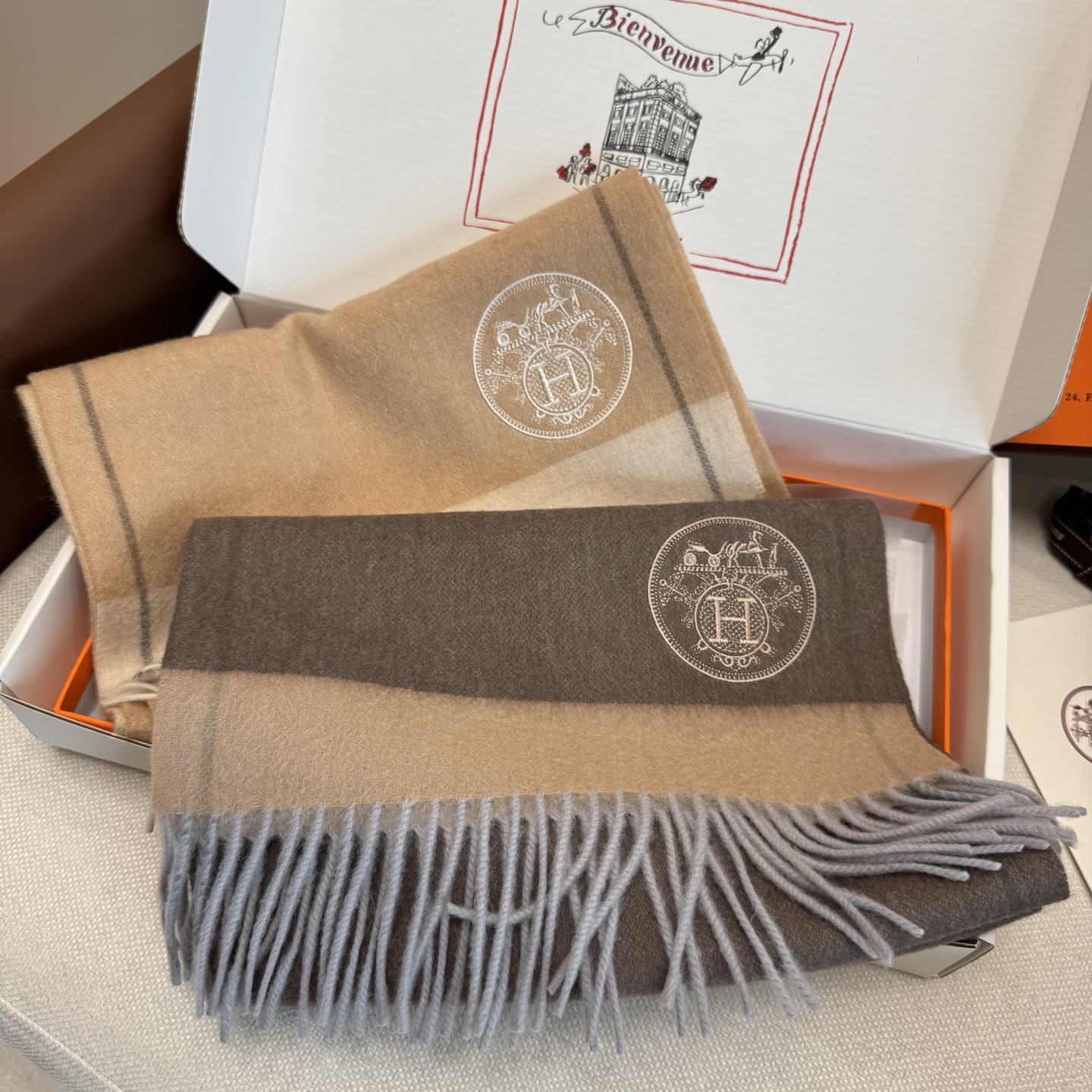 🉐️ 180 HERMES【爱马仕】巴黎时装展新款羊绒围巾!采用蒙古高原细羊绒!手感满满地都是细腻的绒毛!这个价格绝对百分之百的实惠!精湛绝伦的提花刺绣工艺!送礼自留都不错!绝对好货!尺寸:180*32