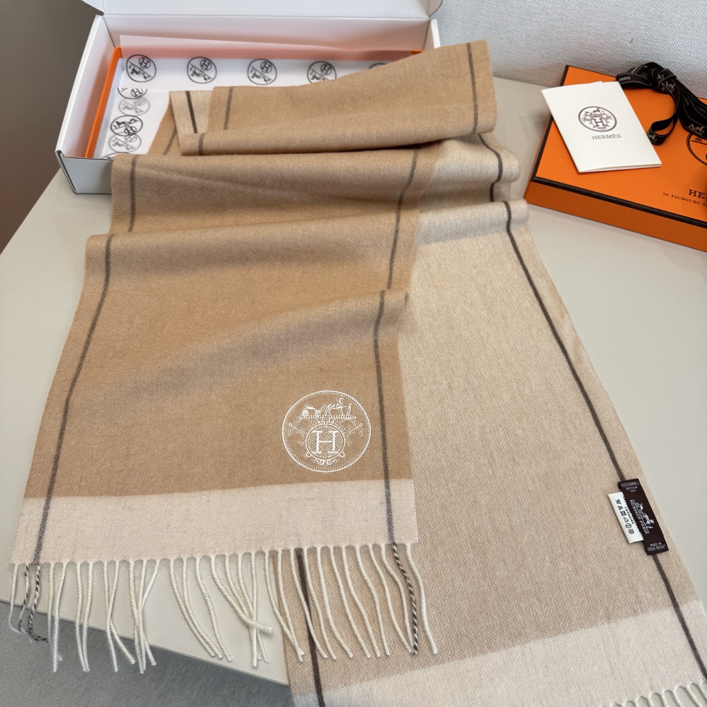 🉐️ 180 HERMES【爱马仕】巴黎时装展新款羊绒围巾!采用蒙古高原细羊绒!手感满满地都是细腻的绒毛!这个价格绝对百分之百的实惠!精湛绝伦的提花刺绣工艺!送礼自留都不错!绝对好货!尺寸:180*32