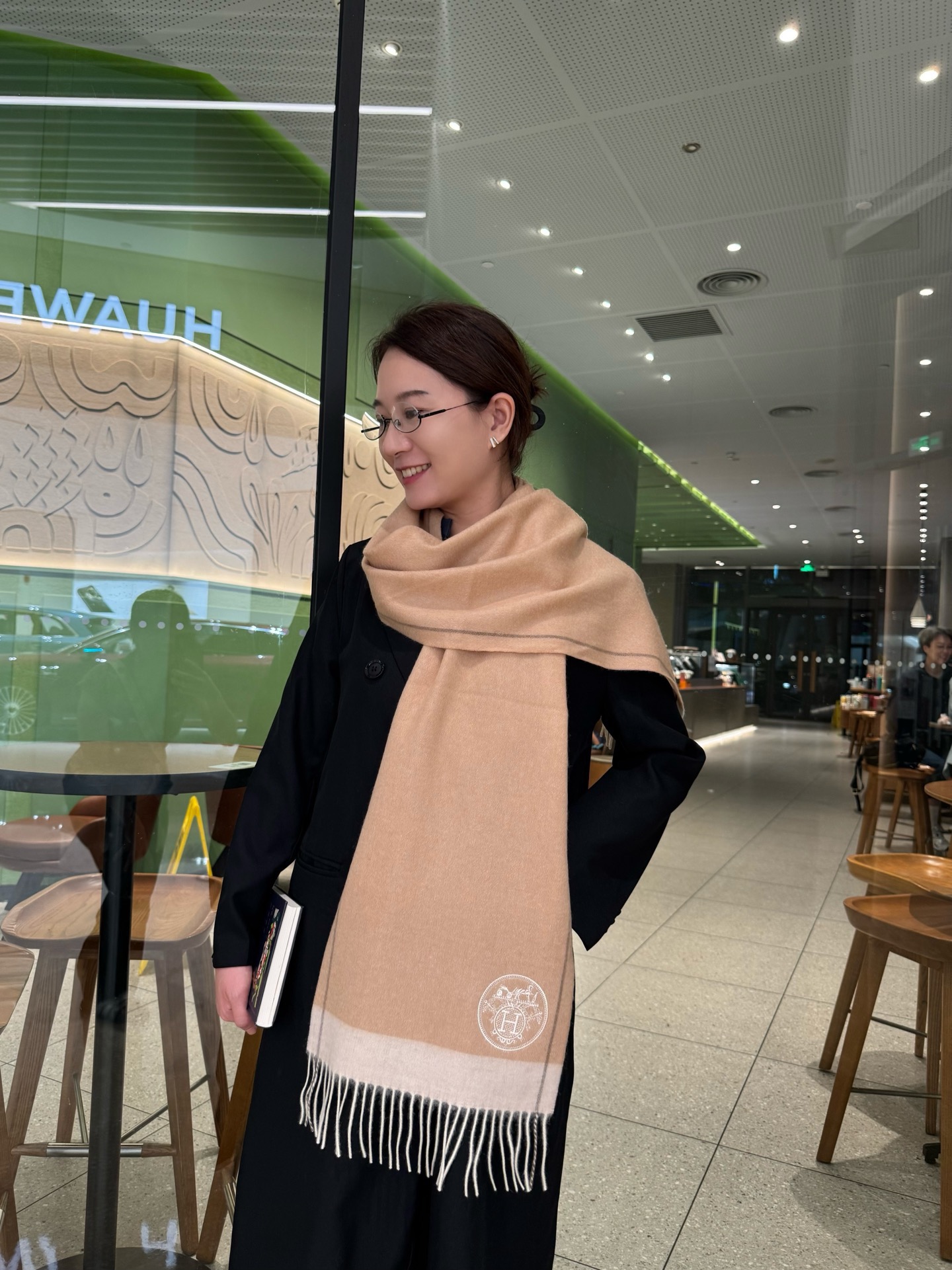 🉐️ 180 HERMES【爱马仕】巴黎时装展新款羊绒围巾!采用蒙古高原细羊绒!手感满满地都是细腻的绒毛!这个价格绝对百分之百的实惠!精湛绝伦的提花刺绣工艺!送礼自留都不错!绝对好货!尺寸:180*32