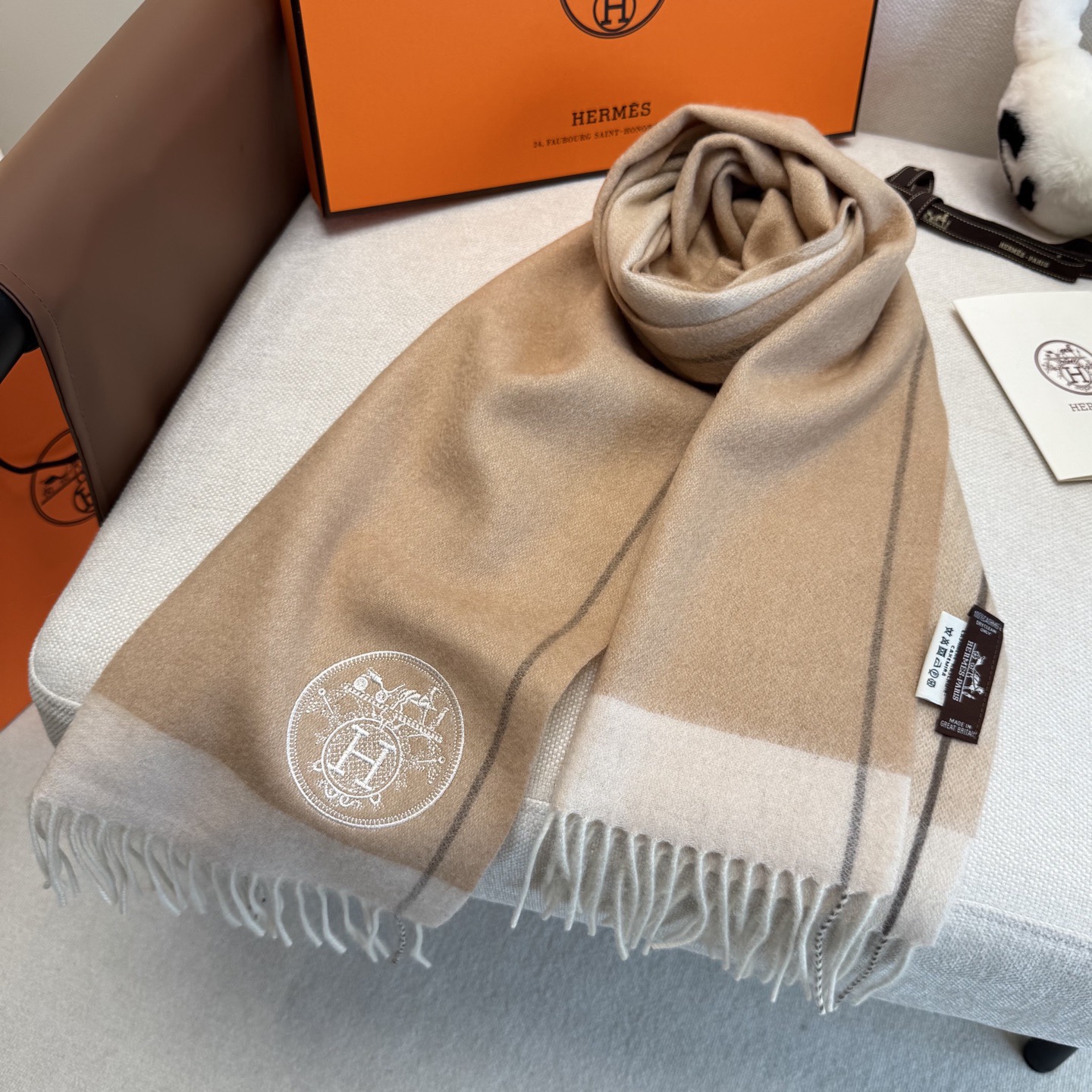 🉐️ 180 HERMES【爱马仕】巴黎时装展新款羊绒围巾!采用蒙古高原细羊绒!手感满满地都是细腻的绒毛!这个价格绝对百分之百的实惠!精湛绝伦的提花刺绣工艺!送礼自留都不错!绝对好货!尺寸:180*32