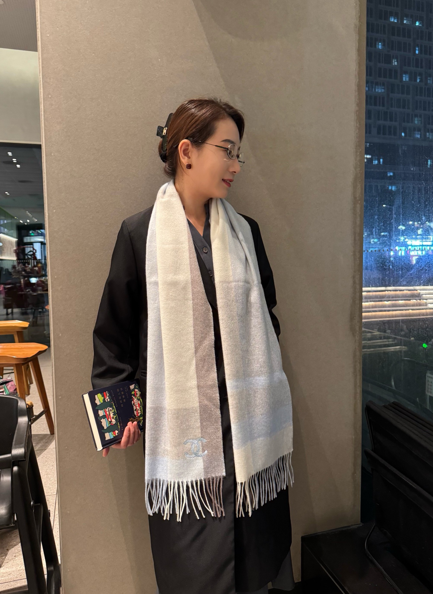 🉐️160🔥  Chanel · 香奈儿新款围巾❗好看的要疯掉了，太有型太有魅力了❗️❗️非常斯文时尚的秋冬单品！真的很喜欢，非常Classical的情侣设计。手感真的绝了❗️上身效果真的随便怎么围都好看！！这种款式真的闭着眼买，任何年龄层都轻松驾驭！！！30*180cm