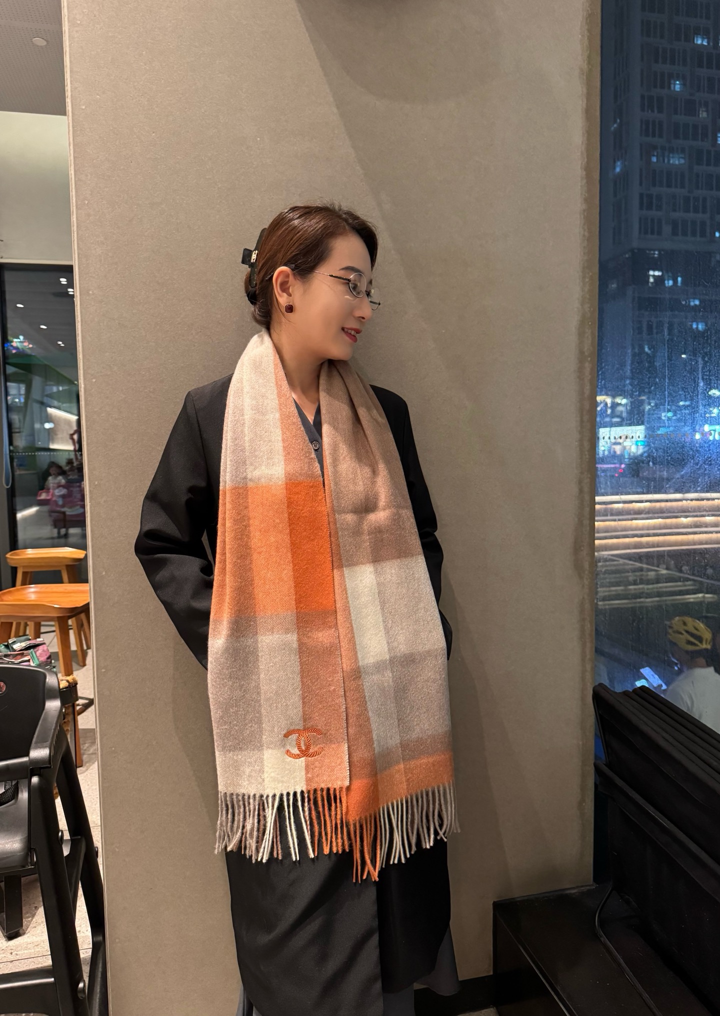 🉐️160🔥  Chanel · 香奈儿新款围巾❗好看的要疯掉了，太有型太有魅力了❗️❗️非常斯文时尚的秋冬单品！真的很喜欢，非常Classical的情侣设计。手感真的绝了❗️上身效果真的随便怎么围都好看！！这种款式真的闭着眼买，任何年龄层都轻松驾驭！！！30*180cm