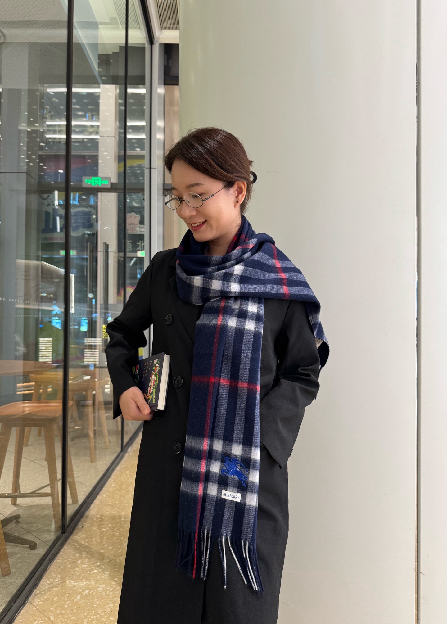 🉐️160🔥巴宝莉 Burberry万年经典款格纹战🐎 羊绒围巾✨品质手感好到不行‼️100%羊绒♨️高尖端产物⚠️绝对令人尖叫的品质👍时尚大牌的顶尖设计款..经典格子搭配时尚拼色是此款令人尖叫的亮点‼️秋冬必备的高端精品..💎目前海内外专柜都超级🔥爆款💟💟绝对是手慢无的高端精品‼️
尺寸:30*180cm