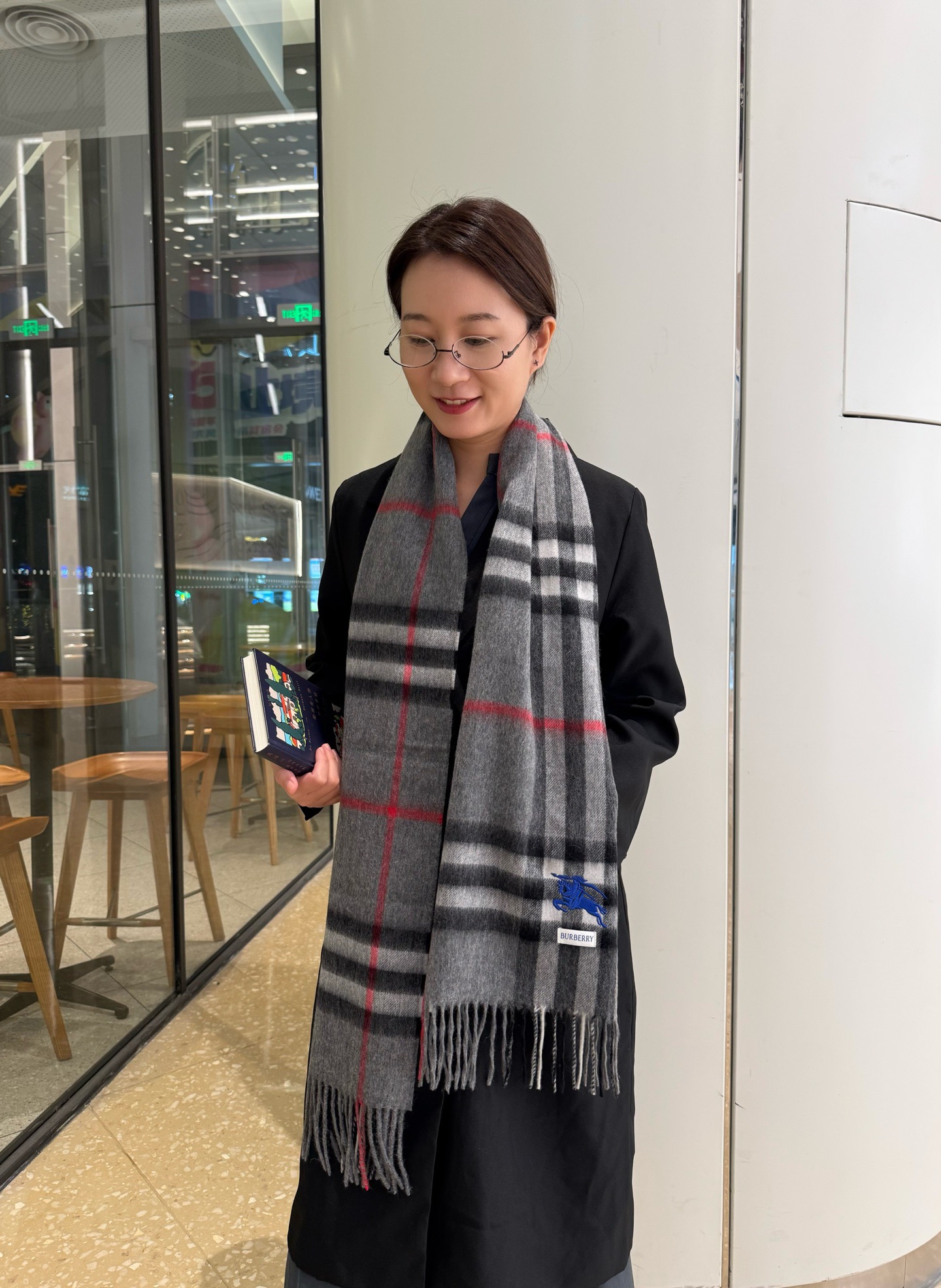 🉐️160🔥巴宝莉 Burberry万年经典款格纹战🐎 羊绒围巾✨品质手感好到不行‼️100%羊绒♨️高尖端产物⚠️绝对令人尖叫的品质👍时尚大牌的顶尖设计款..经典格子搭配时尚拼色是此款令人尖叫的亮点‼️秋冬必备的高端精品..💎目前海内外专柜都超级🔥爆款💟💟绝对是手慢无的高端精品‼️
尺寸:30*180cm