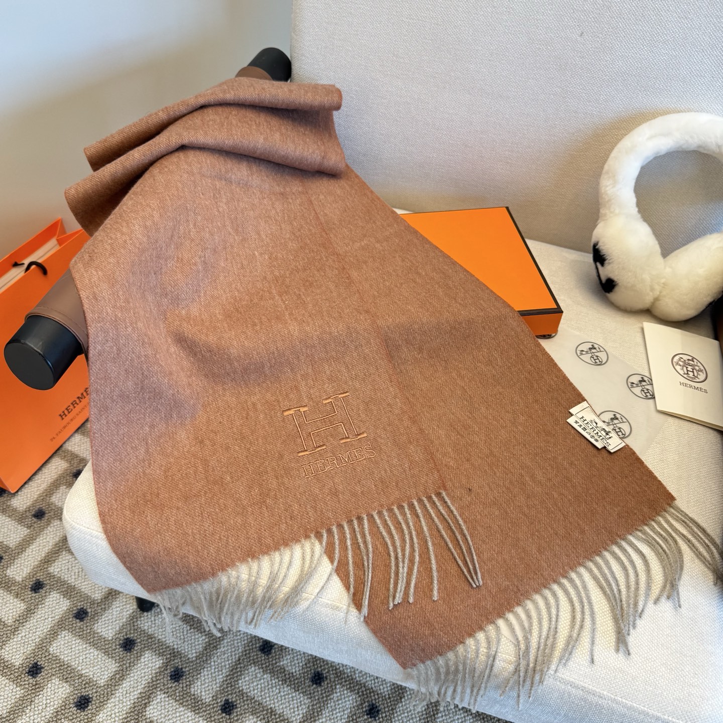 Hermes · 爱马仕羊羔绒围巾,难得一见的温柔配色,低调又不失优雅,高级舒适时髦气质,大牌范十足,超级安利❗️大H这款触动内心的柔美围巾,极其简单的颜色搭配低调的大H刺绣logo,点睛之笔确又不失美感,成功人士的追求,色彩绝对💯,有点独有的仙气,绝对的情侣款不二之选,颜色淡雅,不妖娆❗️规格:35x 190cm