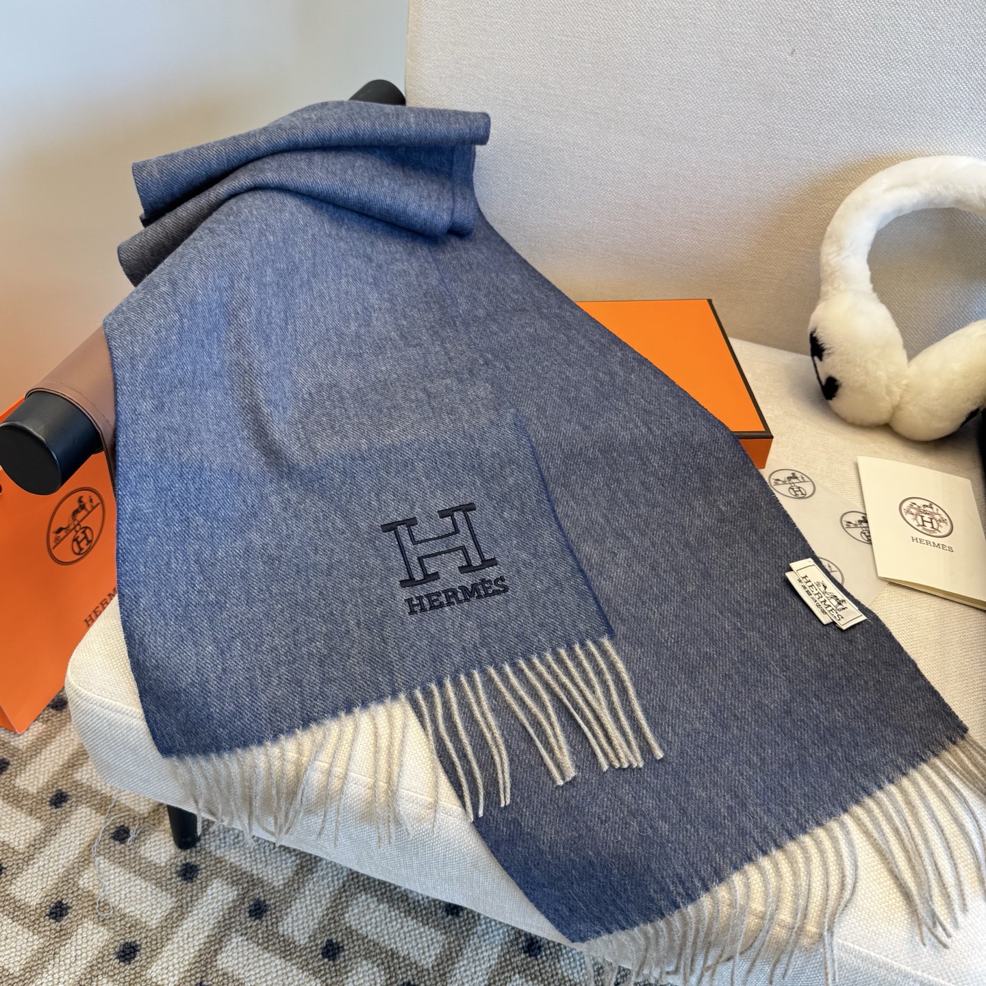 Hermes · 爱马仕羊羔绒围巾,难得一见的温柔配色,低调又不失优雅,高级舒适时髦气质,大牌范十足,超级安利❗️大H这款触动内心的柔美围巾,极其简单的颜色搭配低调的大H刺绣logo,点睛之笔确又不失美感,成功人士的追求,色彩绝对💯,有点独有的仙气,绝对的情侣款不二之选,颜色淡雅,不妖娆❗️规格:35x 190cm