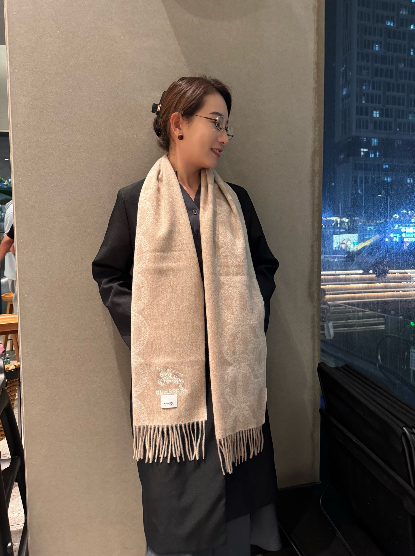 NO:619642,Burberry · Burberry's double-sided scarf is so beautiful that it's so stylish and charming. It's a very elegant and fashionable autumn and winter item!  I really like it. It's made of lambswool. It feels great on the upper body and looks great no matter how you wear it!  !  This style is really worth buying with your eyes closed, and it can be easily worn by any age group!  !  !  30*200cm high version scarf, high version scarf, burberry, burberry19860909Burberry · 巴宝莉双面围巾好看的要疯掉了,太有型太有魅力了非常斯文时尚的秋冬单品！真的很喜欢,羔绒,手感真的绝了上身效果真的随便怎么围都好看！！这种款式真的闭着眼买,任何年龄层都轻松驾驭！！！30*200cm高版本围巾,高版本围巾,burberry,burberry,scarf
