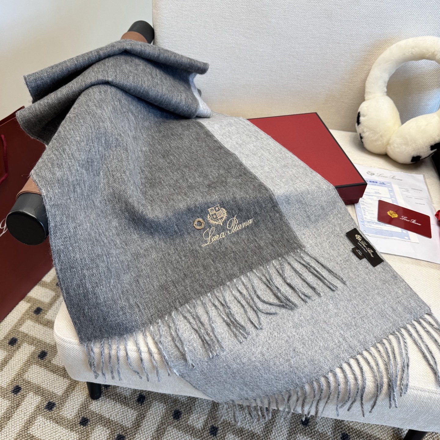 NO:619635,Loro Piana ·  Nuoyoupanya official website is on sale at the same time, the last order of the trading company, the best cashmere scarf and shawl, it is too expensive to give away and keep for yourself, it is too expensive, the new one is on sale, the hottest model, the best hard goods from the channel ~ The last order of the export to Italy direct supply counter is very small, the feel is soft and waxy, and the  The 'trembling' treatment increases the brightness of the color. LP has always strictly selected the highest quality cashmere as the benchmark. Without comparison, there is no harm. The world's top cashmere makes the scarf extremely luxurious, and it also increases the beauty and functionality. Every color must be retained  The whole family can match any color with each other. 30*180cm high version scarf, high version scarf, loro piana, loro piana, shawls19860909Loro Piana · 诺悠翩雅官网同步发售,贸易公司尾单,极品羊绒围巾披肩,送人自留都太高大上了重磅上新,爆款爆款,渠道极品硬货～出口意大利直供专柜尾单到手数量极少,手感软糯,经“颤栗”处理,增加了色彩的鲜艳度LP一直以严格选用最高品质的羊绒为基准,没有对比就没有伤害,世界最顶级羊绒,让围巾奢华到不行,更是增加了美感和功能性,每色必留 全家哪个颜色都可以互相搭配30*180cm高版本围巾,高版本围巾,loro piana,loro piana,shawls,scarf