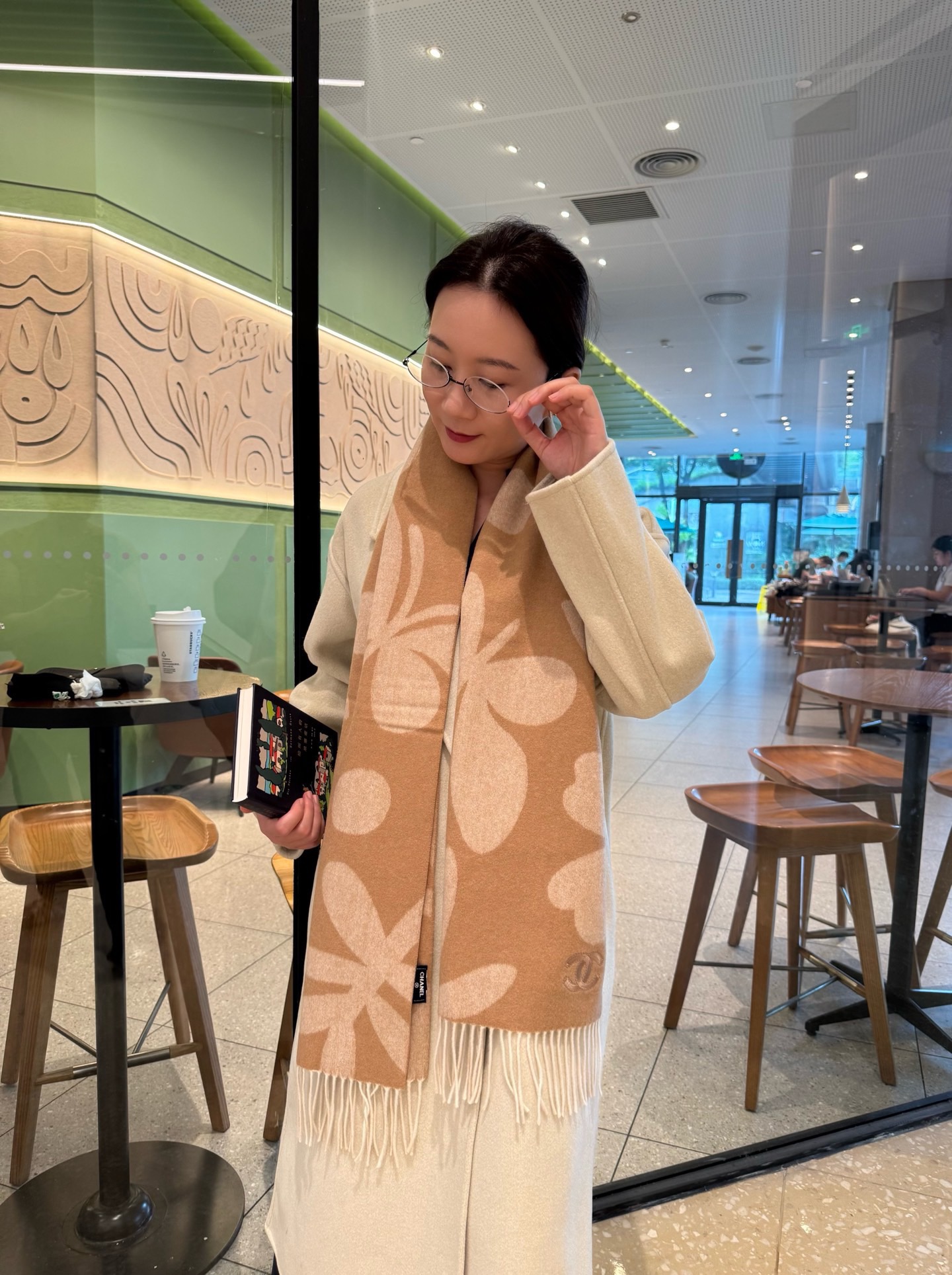 NO:619637,New!  Chanel  .Rare and gentle color matching, low-key yet elegant] Highly recommended is the double-sided color matching, a scarf with two styles, high-end, comfortable and fashionable temperament, niche, but full of big-name style, Super Amway loewe this soft scarf that touches the heart, extremely  Its simple color and eye-catching color-changing logo are the finishing touch without losing the beauty. It is the pursuit of successful people. The color is absolute and has a unique fairy spirit. It is definitely the best choice for couples. The color is elegant, not enchanting and the material is very soft. Specifications: 30  x 180cm high version scarf, high version scarf, chanel, loewe19860909上新！香奈儿 .难得一见的温柔配色,低调又不失优雅】重点推荐双面配色,一条围巾两种风格搭配,高级舒适时髦气质,名小众,却大牌范十足,超级安利loewe这款触动内心的柔美围巾,极其简单的颜色搭配抢眼的变色logo,点睛之笔确又不失美感,成功人士的追求,色彩绝对,有点独有的仙气,绝对的情侣款不二之选,颜色淡雅,不妖娆非常柔软的羊绒材质规格30 x 180cm高版本围巾,高版本围巾,chanel,loewe,scarf