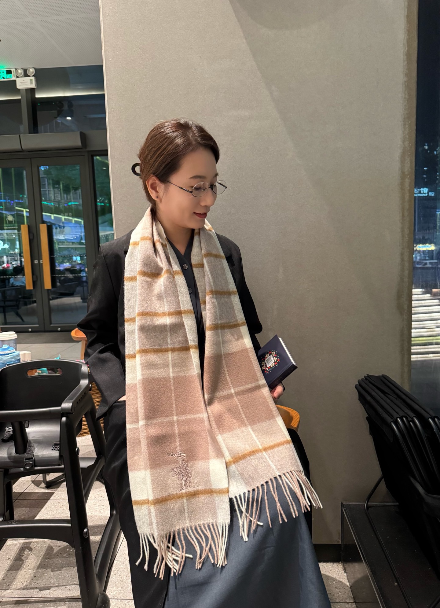 NO:619622,Burberry · Burberry scarf is so beautiful that it’s so stylish and charming. It’s a very elegant and fashionable autumn and winter item!  I really like it, it’s a very classic couple design. It feels really great on the upper body and looks great no matter how you wear it!  !  This style is really worth buying with your eyes closed, and it can be easily worn by any age group!  !  !  30*180cm high version scarf, high version scarf, burberry, burberry19860909Burberry · 巴宝莉围巾好看的要疯掉了,太有型太有魅力了非常斯文时尚的秋冬单品！真的很喜欢,非常Classical的情侣设计.手感真的绝了上身效果真的随便怎么围都好看！！这种款式真的闭着眼买,任何年龄层都轻松驾驭！！！30*180cm高版本围巾,高版本围巾,burberry,burberry,scarf