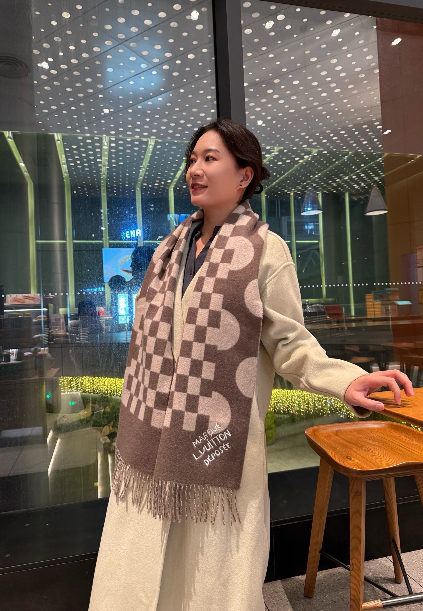NO:619602,The LV scarf is so beautiful that it’s so stylish and charming. It’s a very elegant and fashionable autumn and winter item!  I really like it, it’s a very classic men’s design. The men’s items are small but refined, and the feel is really amazing. The effect on the upper body is really good, no matter how you wear it, it looks good!  !  This style is really worth buying with your eyes closed, and it can be easily worn by any age group!  !  !  30*180cm high version scarf, high version scarf, louis vuitton19860909LV围巾好看的要疯掉了,太有型太有魅力了非常斯文时尚的秋冬单品！真的很喜欢,非常Classical的男款设计.男人的东西少而精手感真的绝了上身效果真的随便怎么围都好看！！这种款式真的闭着眼买,任何年龄层都轻松驾驭！！！30*180cm高版本围巾,高版本围巾,louis vuitton,scarf