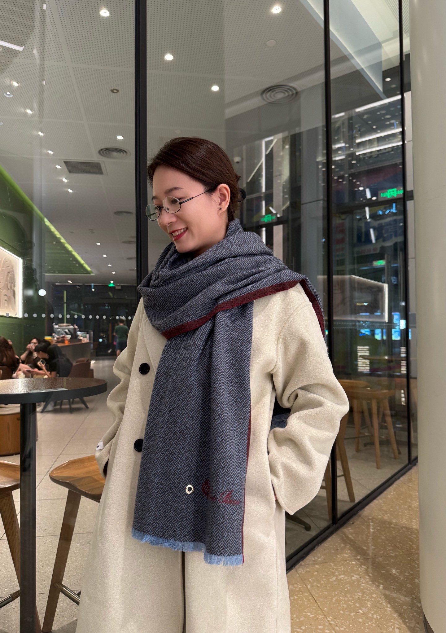 NO:619605,Loro Piana ·  Nuoyou Panya [sold simultaneously on the official website, last order of trading company, top quality cashmere scarf and shawl] It is too expensive to give away and keep for yourself. It is a new product, a hot model, the best hard goods from the channel ~ The quantity of the last order exported directly to Italy is very small, the cashmere is supplied by customers, feels soft and waxy, and has been treated with 'trembling' to increase the brightness of the color. LP has always strictly selected the highest quality cashmere as the benchmark. Without comparison, there is no harm.  The world's top cashmere makes the scarf extremely luxurious and adds beauty and functionality. There must be two of each color. No headaches in matching, no regrets for ten thousand years. What is particularly recommended is that this style is a twill color, carefully selected popular colors, the color is bright and high-end, and all colors can be matched with each other in the whole family. 60*200cm, Albas cashmere high version scarf, high version scarf, loro  piana,loro piana,shawls19860909Loro Piana · 诺悠翩雅【官网同步发售,贸易公司尾单,极品山羊绒围巾披肩】送人自留都太高大上了重磅上新,爆款爆款,渠道极品硬货～出口意大利直供专柜尾单到手数量极少,客供面料羊绒,手感软糯,经“颤栗”处理,增加了色彩的鲜艳度LP一直以严格选用最高品质的羊绒为基准,没有对比就没有伤害,世界最顶级羊绒,让围巾奢华到不行,更是增加了美感和功能性,每色必留两条,搭配不头疼,不留后悔一万年,特别值得推荐的是,此款是斜纹色系,精挑细选的流行配色,色彩感鲜明又高级的感觉全家哪个颜色都可以互相搭配60*200cm,阿尔巴斯山羊绒高版本围巾,高版本围巾,loro piana,loro piana,shawls,scarf