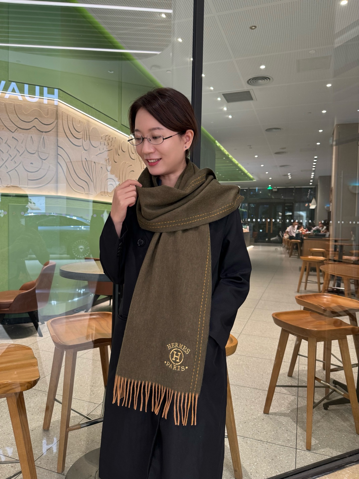 NO:619611,Hermes · Hermes color-blocked cashmere scarf Highly recommended!  Top-quality lambswool material. High-end product. The cashmere drape is visible to the naked eye and is very warm. It is soft and skin-friendly and does not tie the neck. Classic double-sided color matching design. One scarf can be used in two styles for boys and girls. Size 30*180cm is full of love. High version scarf, high version scarf, hermes, hermes19860909Hermes · 爱马仕拼色羊绒围巾 重磅推荐！顶级羔羊绒材质.高端货,羊绒垂感肉眼可见非常保暖,柔软亲肤不扎脖.经典双面拼色设计,一条围巾两种风格男生女生通用,size30*180cm满满的爱高版本围巾,高版本围巾,hermes,hermes,scarf