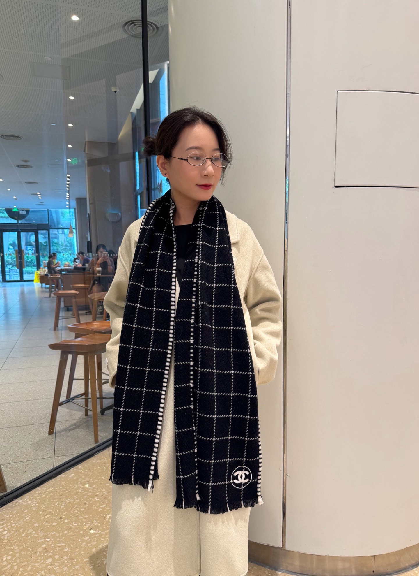 💰215 🆕Chanel香奈儿2025系列货  专供vip产品 ♥顶级苏格兰进口羊绒   纹路织法使围巾赋有弹性且柔软亲肤 🤩🤩  无比的高贵优雅 知性的款式 简洁大气的设计  绝对的不是花里胡哨的款式💯绝对的品味生活的首选搭配饰品 识货者必入。休闲风格搭配必备哦！[色][色][色]外行请绕道 
Size:38*185   100%羊绒