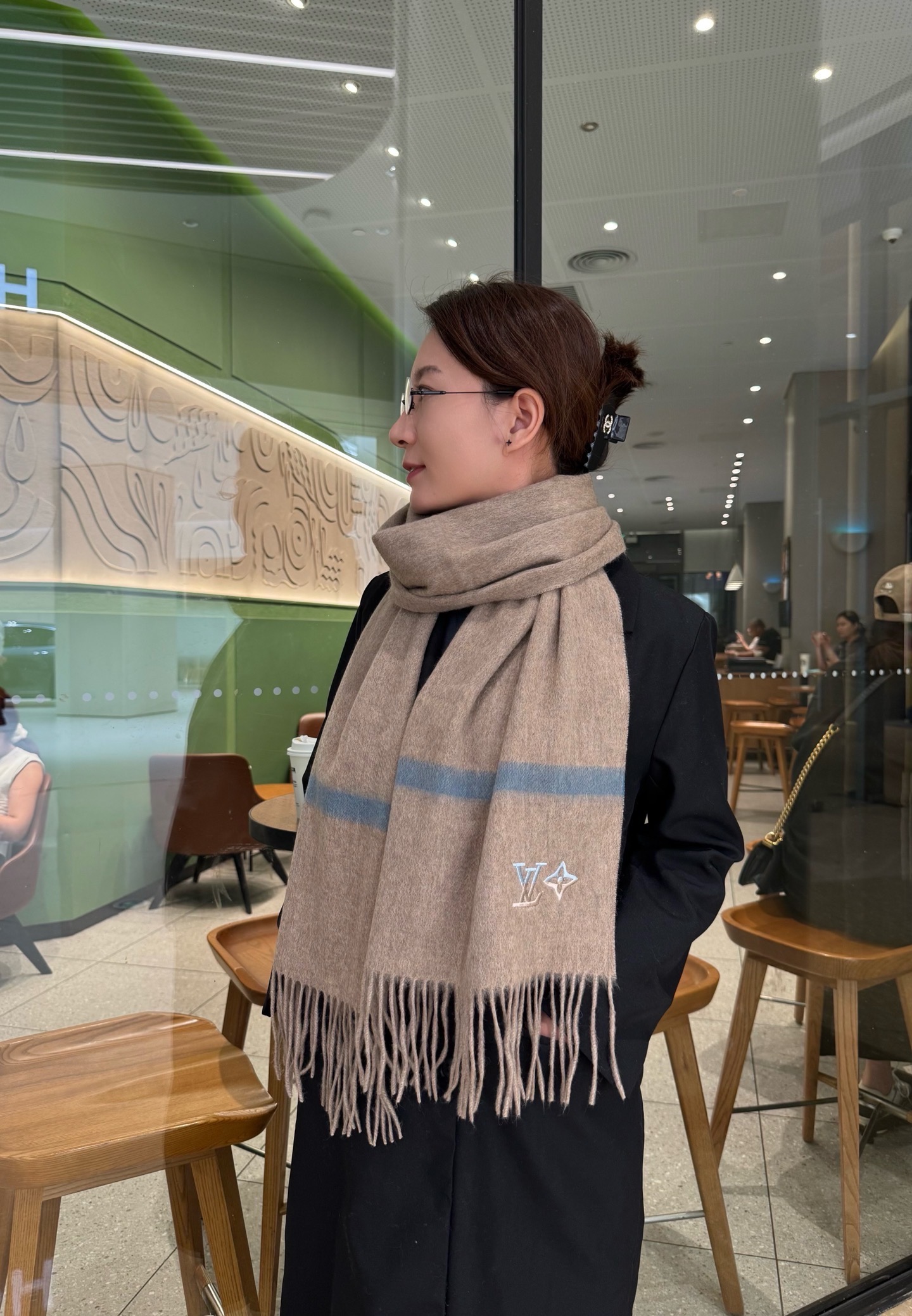 LV渐变LoGo羊绒围巾情侣款!外贸公司尾单!怒赞自留,难得的高端货!家属福利!非常正的围巾~面料大爱,非常柔软细腻舒服,轻度水波纹!小小Logo非常精致的点缀,大气简约 有质感不张扬~大货几个月前已装船发走~尾单余一丢丢福利大家~经典35cm宽羊绒围巾!男女通用款式,规格35*180(含穗子总长180cm),搭配正装或者搭配休闲装都很合适~对折挂围或者绕圈围都完全可以,绅士有型~有温度的风度!